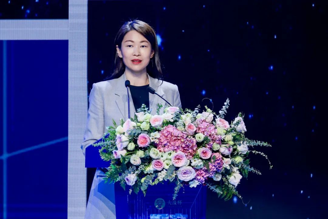 &ldquo;元音#東方&rdquo;第十二屆&ldquo;大浪杯&rdquo;中國女裝設(shè)計大賽圓滿收官，作品《逍遙詩學(xué)》贏得&ldquo;金浪獎&rdquo;20萬，大賽虛擬代言人&ldquo;唯我&rdquo;驚艷亮相！