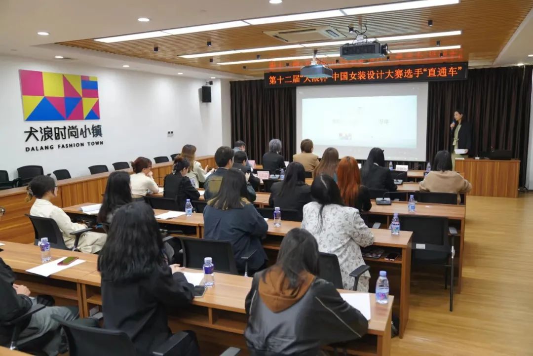 &ldquo;元音#東方&rdquo;第十二屆&ldquo;大浪杯&rdquo;中國女裝設(shè)計大賽圓滿收官，作品《逍遙詩學(xué)》贏得&ldquo;金浪獎&rdquo;20萬，大賽虛擬代言人&ldquo;唯我&rdquo;驚艷亮相！