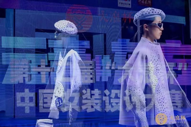 &ldquo;元音#東方&rdquo;第十二屆&ldquo;大浪杯&rdquo;中國女裝設(shè)計大賽圓滿收官，作品《逍遙詩學(xué)》贏得&ldquo;金浪獎&rdquo;20萬，大賽虛擬代言人&ldquo;唯我&rdquo;驚艷亮相！