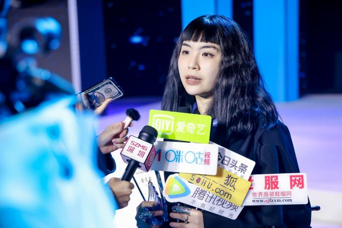 &ldquo;元音#東方&rdquo;第十二屆&ldquo;大浪杯&rdquo;中國女裝設(shè)計大賽圓滿收官，作品《逍遙詩學(xué)》贏得&ldquo;金浪獎&rdquo;20萬，大賽虛擬代言人&ldquo;唯我&rdquo;驚艷亮相！