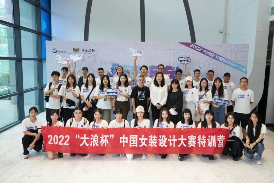 &ldquo;元音#東方&rdquo;第十二屆&ldquo;大浪杯&rdquo;中國女裝設(shè)計大賽圓滿收官，作品《逍遙詩學(xué)》贏得&ldquo;金浪獎&rdquo;20萬，大賽虛擬代言人&ldquo;唯我&rdquo;驚艷亮相！