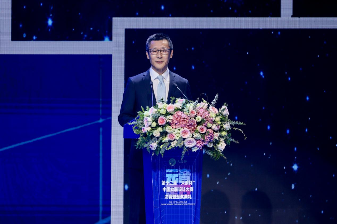 &ldquo;元音#東方&rdquo;第十二屆&ldquo;大浪杯&rdquo;中國女裝設(shè)計大賽圓滿收官，作品《逍遙詩學(xué)》贏得&ldquo;金浪獎&rdquo;20萬，大賽虛擬代言人&ldquo;唯我&rdquo;驚艷亮相！