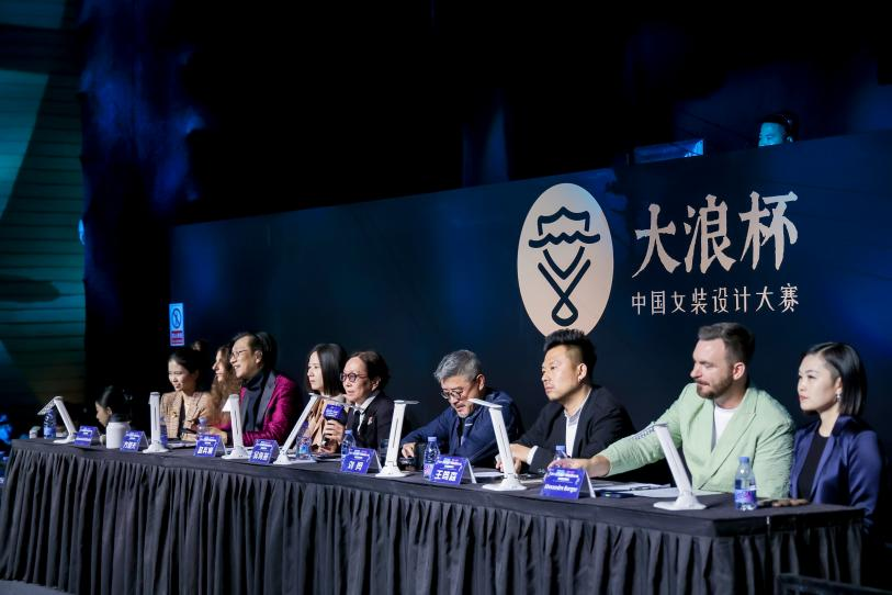 &ldquo;元音#東方&rdquo;第十二屆&ldquo;大浪杯&rdquo;中國女裝設(shè)計大賽圓滿收官，作品《逍遙詩學(xué)》贏得&ldquo;金浪獎&rdquo;20萬，大賽虛擬代言人&ldquo;唯我&rdquo;驚艷亮相！