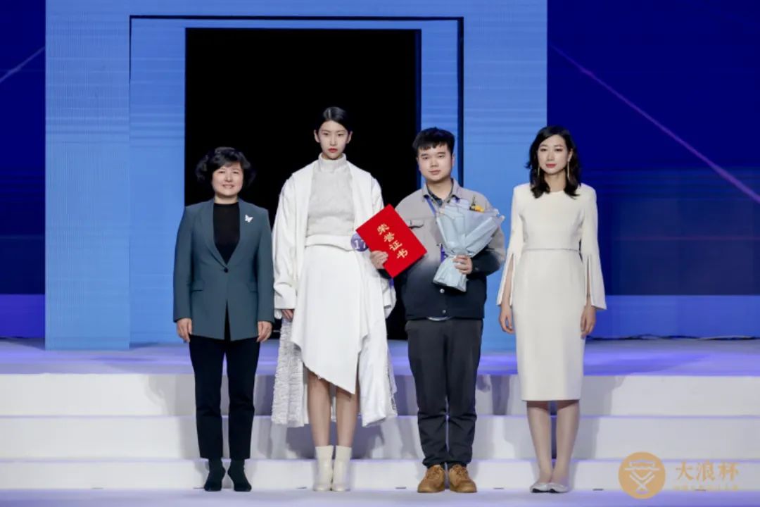 &ldquo;元音#東方&rdquo;第十二屆&ldquo;大浪杯&rdquo;中國女裝設(shè)計大賽圓滿收官，作品《逍遙詩學(xué)》贏得&ldquo;金浪獎&rdquo;20萬，大賽虛擬代言人&ldquo;唯我&rdquo;驚艷亮相！