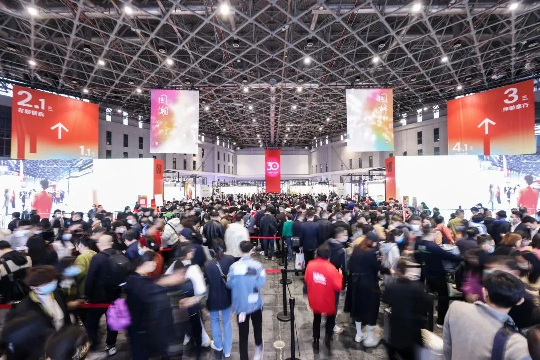 陸大榮：聽黨話跟黨走，民營(yíng)企業(yè)大有作為 &mdash;&mdash;在蘇州市服裝業(yè)商會(huì)二屆二次會(huì)員大會(huì)上的發(fā)言