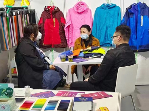 &ldquo;科技、時尚、綠色、高端&rdquo; 鴻岳紡織步入校服、沖鋒衣面料的良性發(fā)展軌道