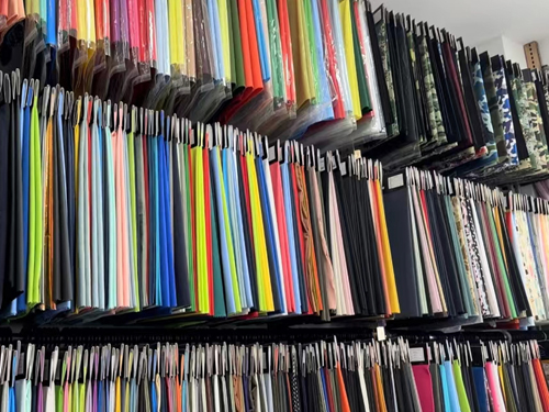 &ldquo;科技、時尚、綠色、高端&rdquo; 鴻岳紡織步入校服、沖鋒衣面料的良性發(fā)展軌道