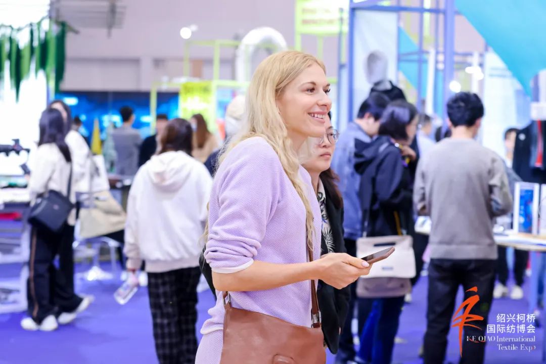 世界紡織看中國，中國紡織在柯橋。2023中國紹興柯橋國際紡織品面輔料博覽會（春季）正式于4月26日-28日在紹興國際會展中心啟幕。  圖片  圖片  作為國內(nèi)紡織面料三大展會之一的紹興柯橋國際紡博會，在浙江大地全面實施&ldquo;地瓜經(jīng)濟&rdquo;提能升級&ldquo;一號開放工程&rdquo;的大背景下，緊緊圍繞打造&ldquo;國際紡織會展中心&rdquo;這一目標，以紡織產(chǎn)業(yè)的主要驅(qū)動者，時尚領域的重要引領者，可持續(xù)發(fā)展的有力推進者，開拓創(chuàng)新，勇毅前行。  圖片  圖片  圖片  本屆紡博會由中國紡織工業(yè)聯(lián)合會、中國紡織品進出口商會指導，中國商業(yè)聯(lián)合會主辦，紹興市柯橋區(qū)中國輕紡城建設管理委員會、紹興市柯橋區(qū)會展業(yè)發(fā)展中心承辦，紹興市柯橋區(qū)中國輕紡城展會有限公司、上海歌華展覽服務有限公司具體執(zhí)行。設展位1505個，參展企業(yè)702家，展覽面積達2.8萬平方米，比去年同比增長20%以上，分為紡織面料展區(qū)、高端面料展區(qū)、進口面料展區(qū)和時尚設計展區(qū)四大展區(qū)，同期舉辦繡花及提花特色展。主要展品為紡織面料（輔料）、紡織后整理、家用紡織品、創(chuàng)意設計等。本屆紡博會還將配套舉辦&ldquo;數(shù)字紡博&rdquo;活動和&ldquo;科技創(chuàng)星&middot;布凡時尚&rdquo;2023中國面料之星啟動儀式暨服裝品牌需求精準對接會等多場配套活動，全力為紡織人打通線上貿(mào)易對接與國外流行信息獲取的有效通道，助力企業(yè)轉(zhuǎn)型發(fā)展，拓展經(jīng)貿(mào)合作路徑。  圖片  圖片  圖片  &ldquo;地瓜經(jīng)濟&rdquo;的實質(zhì)是開放式經(jīng)濟，對其提能升級是要全面、高水平開放，紹興柯橋國際紡博會舉辦至今已20多年，由小做大，由大做強，始終堅持扎根本地，內(nèi)外開放格局。本屆展會是紹興柯橋國際紡博會通過全球展覽業(yè)協(xié)會（UFI）認證后的首展。正值跨境人員交往全面恢復，為進一步展示&ldquo;國際紡都&rdquo;形象，開拓海外市場，確立&ldquo;打造國際紡博會&rdquo;新定位，展會著力引進國外紡織企業(yè)參展。新加坡金鷹集團旗下Sateri（賽得利集團）、韓國DI Dongil、DH TEX、意大利Lafonte、日本東洋紡依翡絲等共計11家境外企業(yè)，以及山東魏橋、魯泰紡織、山東南山智尚、木林森、無錫一棉、科旺紡織、紹興乾雍等10余家國內(nèi)紡織產(chǎn)業(yè)頭部企業(yè)和國家面料基地企業(yè)確認到場參展。  圖片  圖片  圖片  開年以來，紡博會籌委會工作人員先后赴義烏、杭州等地開展招商，3月份分別赴廣西-東盟國際紡織服裝產(chǎn)業(yè)博覽會（南寧）、第二屆潮汕服博會、上海面料展、柯橋紡博會海外展（韓國站）等紡織專業(yè)展會和廣州中大市場開展邀觀工作。并利用采購商數(shù)據(jù)庫，通過郵件、短信、電話等方式進行定向邀約，已向采購商發(fā)送短信20萬余條，郵件24余萬封，電話邀約4000余人以上。定向邀約獅丹努集團、紅豆集團、博洋家紡、永寧爾集團、東方集團、青島圣美爾集團、河南新野紡織等10余家知名紡織服裝企業(yè)，中國十佳設計師施杰、郝佳、葉建英、吳吉、姚峰等5位設計師及其團隊，expo promoter團組、河南服裝協(xié)會團組、武漢服裝協(xié)會團隊、廣州國際創(chuàng)新谷聯(lián)合會團組等赴展會現(xiàn)場參觀采購。  圖片  圖片  圖片  圖片  圖片  本屆紡博會期間，將舉辦20余場線上線下采購對接會及紡織論壇活動，其中線上&ldquo;數(shù)字紡博&rdquo;系列將舉辦3場圍繞國際貿(mào)易主題的專家講座，線上采購對接會計劃邀約意大利、法國、俄羅斯、加拿大、巴西、韓國、越南等國，和國內(nèi)廣州、深圳、青島等地的15家采購商與80家紡博會參展企業(yè)進行線上供需對接。服裝品牌需求精準對接會將邀請70余家紡織集群地優(yōu)秀服裝品牌、服裝工廠、設計師等與紡博會參展商及柯橋紡織企業(yè)共同參與,進一步增強線上線下商貿(mào)對接實效。同時，現(xiàn)場還將舉辦 &ldquo;中國面料之星系列活動&rdquo;和柯橋國際紡博會海外云商展（歐洲站）啟動儀式，柯橋外商集市走進紡博會等活動，進一步提升紹興柯橋國際紡博會為產(chǎn)業(yè)服務的功能，擴大行業(yè)影響力。