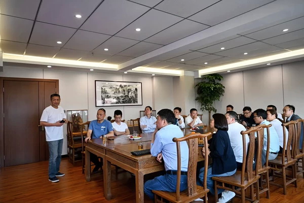 二十位業(yè)內(nèi)大咖齊聚鄭州，共商校服高品質(zhì)發(fā)展大計(jì)