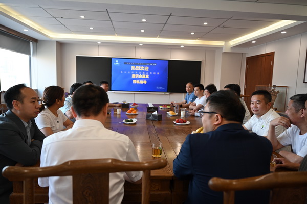 二十位業(yè)內(nèi)大咖齊聚鄭州，共商校服高品質(zhì)發(fā)展大計(jì)