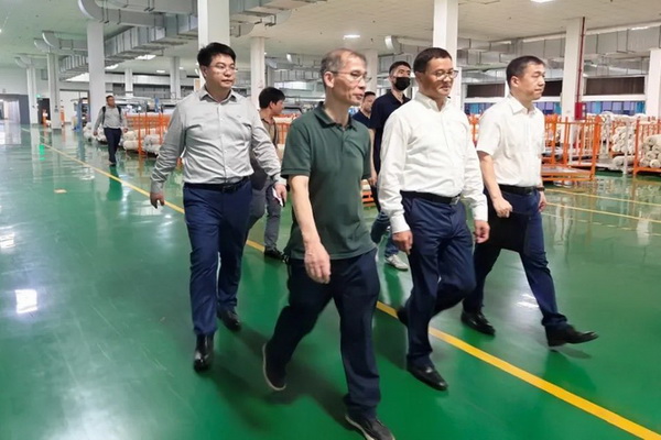 中國(guó)紡織品進(jìn)出口商會(huì)會(huì)長(zhǎng)曹甲昌率會(huì)員企業(yè)赴越南訪問