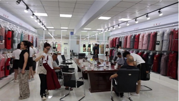 小小圍裙，錦繡乾坤  晉州圍裙&ldquo;領(lǐng)頭雁&rdquo;佳綺利服飾， 拉動(dòng)鄉(xiāng)村振興&ldquo;大引擎&rdquo;