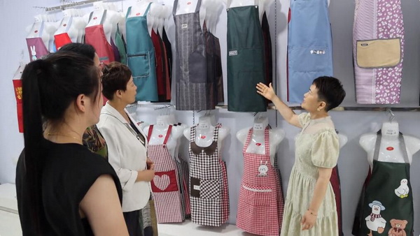 小小圍裙，錦繡乾坤  晉州圍裙&ldquo;領(lǐng)頭雁&rdquo;佳綺利服飾， 拉動(dòng)鄉(xiāng)村振興&ldquo;大引擎&rdquo;