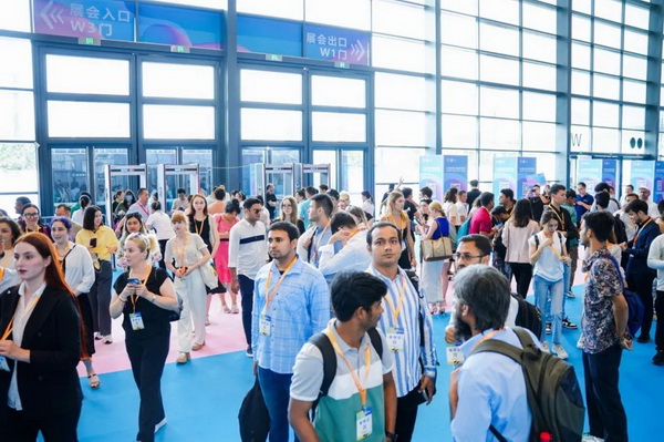  7月26日，第五屆中國（紹興）紡織新材料展在紹興國際會展中心拉開帷幕。500家企業(yè)參展，首日5000多名專業(yè)觀眾入場，展會炙熱的對接氛圍有如7月的氣浪，使行業(yè)快速升溫。海內外企業(yè)積極響應，原料龍頭企業(yè)高 &ldquo;復參率&rdquo;，歷經(jīng)五屆的新材料展有何獨特魅力？ 圖片  圖片  會展品質乘勢而上   本屆新材料展獲得UFI國際展覽協(xié)會認證，是工信部、商務部組織的2023年&ldquo;優(yōu)供給促升級&rdquo;系列活動之一，基于往屆資源優(yōu)勢，對展覽規(guī)劃、買家邀約、會務聯(lián)動等進行了全線融合升級，展會品質躍升，煥發(fā)新的風采。展會由中國長絲織造協(xié)會、紹興市商務局、中國國際貿易委員會紹興市委員會、中國國際商會紹興商會、紹興市柯橋區(qū)會展業(yè)發(fā)展中心主辦，浙江三博會展股份有限公司聯(lián)合主辦，紹興市柯橋區(qū)中國輕紡城展會有限公司承辦，紹興市經(jīng)信局、浙江省紡織面料設計協(xié)會、七彩云、紹興市紡織行業(yè)協(xié)會協(xié)辦。  圖片  圖片  開幕盛況  國際展商同臺賽寶   本次展會共500家展商參展，設新材料、新織造、新設備、新面料四大特色展區(qū)，有超10萬款科技纖維、創(chuàng)新面料、紡機設備在展會發(fā)布。魏橋紡織、昆山東利、興發(fā)化纖、吉林化纖、通用新材料、德州恒豐、佳人新材料、浙江興發(fā)、紹興國周、鐠美科等知名紡織龍頭企業(yè)參展。紹興新昌紡機產(chǎn)業(yè)展團、湖州長興織造產(chǎn)業(yè)展團、諸暨繡花機械產(chǎn)業(yè)展團、上虞染化料助劑產(chǎn)業(yè)展團等區(qū)域展團亮相。本屆展會更是引眾多RCEP國家和地區(qū)的展商組團奔赴而來，在國際展區(qū)，韓國ditto時尚聯(lián)盟、緬甸中國商會、莫斯科中小企業(yè)工商會等國際展團人氣旺盛。  圖片  企業(yè)展區(qū)  眾多展商聚焦雙碳熱點，圍繞綠色、健康、智造等方向展開產(chǎn)品角逐。魏橋紡織的生物基綠色環(huán)保+抗菌混紡系列、湖州威達集團的綠色環(huán)保色紡紗系列、昆山東利的仿生透氣科技面料系列、吳江蘭天織造的UV對抗仿生科技面料、新型雙層直充防寒面料、機能無氨彈力面料等展品亮點頻出，展商企業(yè)開啟&ldquo;搶客&rdquo;模式，緊抓展會機遇尋求下游合作。本屆展會有更大規(guī)模的智能紡機、織機設備企業(yè)參展，進一步彰顯國產(chǎn)智能織造的研發(fā)水平，鐠美科、浙江康立自控科技、浙江凱成智能設備、浙江瑪雅機電等展位帶來媲美國際水平的最新機械設備，令人矚目。  圖片  設備展區(qū)  探索解決行業(yè)困惑與瓶頸，是新材料展歷經(jīng)多屆與各企業(yè)總結、達成的共識，也是其不僅在于產(chǎn)品展貿，更在于新理念的交匯的價值內涵。  國際視野論外貿   由中國紡織品進出口商會主辦的2023紹興國際（RCEP）紡織服裝產(chǎn)業(yè)論壇系列活動與展會同期同館開幕。論壇以&ldquo;RCEP新機遇-紡織產(chǎn)業(yè)新格局&rdquo;為主題，就國內紡織產(chǎn)業(yè)結構與RCEP國際紡織服裝產(chǎn)業(yè)的發(fā)展趨勢進行研討與產(chǎn)業(yè)對接。中國紡織品進出口商會副會長王宇、韓國時尚服裝人工智能研究所院長金蕙京、緬甸中國紡織服裝協(xié)會會長施坤等嘉賓為論壇開幕致辭。  圖片  圖片 論壇開幕式  論壇開幕式后，首場系列活動韓國服飾流行趨勢論壇在展會時尚活動區(qū)舉辦，多家韓國時裝品牌聯(lián)合走秀，同時Dito&ditto，ISAE，F(xiàn)&PLUS等韓國時尚機構帶來韓國時尚產(chǎn)業(yè)與數(shù)字技術的發(fā)展趨勢分享。后續(xù)將陸續(xù)舉辦2023生物基纖維材料產(chǎn)業(yè)技術論壇、走進中國輕紡城市場對接會、亞洲紡織服裝供應鏈高增長論壇等系列活動。  圖片  圖片 論壇系列活動&mdash;&mdash;韓國服飾流行趨勢論壇  中國纖維展姿態(tài)   作為歷屆新材料展重要配套論壇，2023中國紹興紡織新材料論壇將于展會第二日舉辦。將聚集昆山東利、浙江中國輕紡城集團、浙江佳人新材料、紹興隆泰石墨烯、特思達（TESTEX）、廣東人仁康、浙江中紡標、紹興織蛛物聯(lián)科技等企業(yè)作新產(chǎn)品新項目分享，帶來中國輕紡城紡織新材料采購中心推介，環(huán)保面料、再生聚酯新材料、石墨烯等纖維面料創(chuàng)新產(chǎn)品發(fā)布，OEKO-TEX&reg; STANDARD 100安全標準、健康紡織品標準、5A光子抗菌、坯布在線檢測等檢測后整理技術分享，諸多亮點值得期待。  圖片  觸摸纖維時尚,躍升品牌能級,纖維材料的性能之變，已經(jīng)與終端產(chǎn)品在競爭市場的廝殺突圍息息相關，從面料到服裝、家紡，從國內企業(yè)到海外品牌，都不能錯過這一場產(chǎn)業(yè)對接的盛會。  跨越山海齊聚首   本屆展會借助今年全線升級之勢，全面擴大對面料、服裝業(yè)大規(guī)模大品牌企業(yè)的邀約，并提前進行買家需求的預采集和展商產(chǎn)品的預對接，顯著提升買家熱情和觀展效率。展會首日，丹東華洋紡織服裝、北京奔流野外運動服裝、北京方圣時尚、華紡股份有限公司等品牌買家應邀而來，廣東、湖州、義烏、新疆等十余個地區(qū)采購團紛紛到場，更有韓國、俄羅斯、越南、緬甸等數(shù)百名海外買家跨越山海來相會，如國際知名服裝品牌 J.K. Apparel、DOBB、LUBOO、YL co.,ltd、CHUNSANGDOO INNOCENCE、DAYGREEN INC等。  圖片  采供對接  商貿對接攬訂單   展會打通產(chǎn)業(yè)鏈，延伸展貿對接服務?，F(xiàn)場，快時尚跨境電商企業(yè)SheIn開啟為期兩天的面料專場、服裝專場閉門采購會，帶來數(shù)百類采購需求。國內品牌采購團走進紡織源產(chǎn)地中國輕紡城市場，展開時尚買手與優(yōu)質原創(chuàng)面料的靈感碰撞。展會第二日，亞洲染料聯(lián)合會、韓國纖維產(chǎn)業(yè)研究院、莫斯科中小企業(yè)商會、越南紡織商會、緬甸中國商會等國際采購團也將進市場與柯橋面料企業(yè)接洽外貿訂單。  圖片  圖片 采供對接  2023中國（紹興）紡織新材料展打造了新材料、新技術的信息高地，以國際展會的標準，向內外貿一體化展會平臺成長蛻變，它是當下紡織供應鏈趨勢的具象展示，更是一場中國纖維向世界的傾訴表達。  圖片  圖片 圖片 ?觸摸纖維時尚、躍升品牌能級，第五屆中國（紹興）紡織新材料展盛大開幕