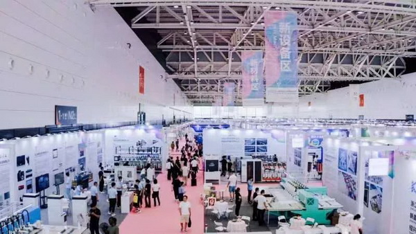  7月26日，第五屆中國（紹興）紡織新材料展在紹興國際會展中心拉開帷幕。500家企業(yè)參展，首日5000多名專業(yè)觀眾入場，展會炙熱的對接氛圍有如7月的氣浪，使行業(yè)快速升溫。海內外企業(yè)積極響應，原料龍頭企業(yè)高 &ldquo;復參率&rdquo;，歷經(jīng)五屆的新材料展有何獨特魅力？ 圖片  圖片  會展品質乘勢而上   本屆新材料展獲得UFI國際展覽協(xié)會認證，是工信部、商務部組織的2023年&ldquo;優(yōu)供給促升級&rdquo;系列活動之一，基于往屆資源優(yōu)勢，對展覽規(guī)劃、買家邀約、會務聯(lián)動等進行了全線融合升級，展會品質躍升，煥發(fā)新的風采。展會由中國長絲織造協(xié)會、紹興市商務局、中國國際貿易委員會紹興市委員會、中國國際商會紹興商會、紹興市柯橋區(qū)會展業(yè)發(fā)展中心主辦，浙江三博會展股份有限公司聯(lián)合主辦，紹興市柯橋區(qū)中國輕紡城展會有限公司承辦，紹興市經(jīng)信局、浙江省紡織面料設計協(xié)會、七彩云、紹興市紡織行業(yè)協(xié)會協(xié)辦。  圖片  圖片  開幕盛況  國際展商同臺賽寶   本次展會共500家展商參展，設新材料、新織造、新設備、新面料四大特色展區(qū)，有超10萬款科技纖維、創(chuàng)新面料、紡機設備在展會發(fā)布。魏橋紡織、昆山東利、興發(fā)化纖、吉林化纖、通用新材料、德州恒豐、佳人新材料、浙江興發(fā)、紹興國周、鐠美科等知名紡織龍頭企業(yè)參展。紹興新昌紡機產(chǎn)業(yè)展團、湖州長興織造產(chǎn)業(yè)展團、諸暨繡花機械產(chǎn)業(yè)展團、上虞染化料助劑產(chǎn)業(yè)展團等區(qū)域展團亮相。本屆展會更是引眾多RCEP國家和地區(qū)的展商組團奔赴而來，在國際展區(qū)，韓國ditto時尚聯(lián)盟、緬甸中國商會、莫斯科中小企業(yè)工商會等國際展團人氣旺盛。  圖片  企業(yè)展區(qū)  眾多展商聚焦雙碳熱點，圍繞綠色、健康、智造等方向展開產(chǎn)品角逐。魏橋紡織的生物基綠色環(huán)保+抗菌混紡系列、湖州威達集團的綠色環(huán)保色紡紗系列、昆山東利的仿生透氣科技面料系列、吳江蘭天織造的UV對抗仿生科技面料、新型雙層直充防寒面料、機能無氨彈力面料等展品亮點頻出，展商企業(yè)開啟&ldquo;搶客&rdquo;模式，緊抓展會機遇尋求下游合作。本屆展會有更大規(guī)模的智能紡機、織機設備企業(yè)參展，進一步彰顯國產(chǎn)智能織造的研發(fā)水平，鐠美科、浙江康立自控科技、浙江凱成智能設備、浙江瑪雅機電等展位帶來媲美國際水平的最新機械設備，令人矚目。  圖片  設備展區(qū)  探索解決行業(yè)困惑與瓶頸，是新材料展歷經(jīng)多屆與各企業(yè)總結、達成的共識，也是其不僅在于產(chǎn)品展貿，更在于新理念的交匯的價值內涵。  國際視野論外貿   由中國紡織品進出口商會主辦的2023紹興國際（RCEP）紡織服裝產(chǎn)業(yè)論壇系列活動與展會同期同館開幕。論壇以&ldquo;RCEP新機遇-紡織產(chǎn)業(yè)新格局&rdquo;為主題，就國內紡織產(chǎn)業(yè)結構與RCEP國際紡織服裝產(chǎn)業(yè)的發(fā)展趨勢進行研討與產(chǎn)業(yè)對接。中國紡織品進出口商會副會長王宇、韓國時尚服裝人工智能研究所院長金蕙京、緬甸中國紡織服裝協(xié)會會長施坤等嘉賓為論壇開幕致辭。  圖片  圖片 論壇開幕式  論壇開幕式后，首場系列活動韓國服飾流行趨勢論壇在展會時尚活動區(qū)舉辦，多家韓國時裝品牌聯(lián)合走秀，同時Dito&ditto，ISAE，F(xiàn)&PLUS等韓國時尚機構帶來韓國時尚產(chǎn)業(yè)與數(shù)字技術的發(fā)展趨勢分享。后續(xù)將陸續(xù)舉辦2023生物基纖維材料產(chǎn)業(yè)技術論壇、走進中國輕紡城市場對接會、亞洲紡織服裝供應鏈高增長論壇等系列活動。  圖片  圖片 論壇系列活動&mdash;&mdash;韓國服飾流行趨勢論壇  中國纖維展姿態(tài)   作為歷屆新材料展重要配套論壇，2023中國紹興紡織新材料論壇將于展會第二日舉辦。將聚集昆山東利、浙江中國輕紡城集團、浙江佳人新材料、紹興隆泰石墨烯、特思達（TESTEX）、廣東人仁康、浙江中紡標、紹興織蛛物聯(lián)科技等企業(yè)作新產(chǎn)品新項目分享，帶來中國輕紡城紡織新材料采購中心推介，環(huán)保面料、再生聚酯新材料、石墨烯等纖維面料創(chuàng)新產(chǎn)品發(fā)布，OEKO-TEX&reg; STANDARD 100安全標準、健康紡織品標準、5A光子抗菌、坯布在線檢測等檢測后整理技術分享，諸多亮點值得期待。  圖片  觸摸纖維時尚,躍升品牌能級,纖維材料的性能之變，已經(jīng)與終端產(chǎn)品在競爭市場的廝殺突圍息息相關，從面料到服裝、家紡，從國內企業(yè)到海外品牌，都不能錯過這一場產(chǎn)業(yè)對接的盛會。  跨越山海齊聚首   本屆展會借助今年全線升級之勢，全面擴大對面料、服裝業(yè)大規(guī)模大品牌企業(yè)的邀約，并提前進行買家需求的預采集和展商產(chǎn)品的預對接，顯著提升買家熱情和觀展效率。展會首日，丹東華洋紡織服裝、北京奔流野外運動服裝、北京方圣時尚、華紡股份有限公司等品牌買家應邀而來，廣東、湖州、義烏、新疆等十余個地區(qū)采購團紛紛到場，更有韓國、俄羅斯、越南、緬甸等數(shù)百名海外買家跨越山海來相會，如國際知名服裝品牌 J.K. Apparel、DOBB、LUBOO、YL co.,ltd、CHUNSANGDOO INNOCENCE、DAYGREEN INC等。  圖片  采供對接  商貿對接攬訂單   展會打通產(chǎn)業(yè)鏈，延伸展貿對接服務?，F(xiàn)場，快時尚跨境電商企業(yè)SheIn開啟為期兩天的面料專場、服裝專場閉門采購會，帶來數(shù)百類采購需求。國內品牌采購團走進紡織源產(chǎn)地中國輕紡城市場，展開時尚買手與優(yōu)質原創(chuàng)面料的靈感碰撞。展會第二日，亞洲染料聯(lián)合會、韓國纖維產(chǎn)業(yè)研究院、莫斯科中小企業(yè)商會、越南紡織商會、緬甸中國商會等國際采購團也將進市場與柯橋面料企業(yè)接洽外貿訂單。  圖片  圖片 采供對接  2023中國（紹興）紡織新材料展打造了新材料、新技術的信息高地，以國際展會的標準，向內外貿一體化展會平臺成長蛻變，它是當下紡織供應鏈趨勢的具象展示，更是一場中國纖維向世界的傾訴表達。  圖片  圖片 圖片 ?觸摸纖維時尚、躍升品牌能級，第五屆中國（紹興）紡織新材料展盛大開幕