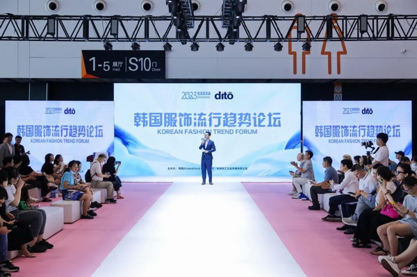  7月26日，第五屆中國（紹興）紡織新材料展在紹興國際會展中心拉開帷幕。500家企業(yè)參展，首日5000多名專業(yè)觀眾入場，展會炙熱的對接氛圍有如7月的氣浪，使行業(yè)快速升溫。海內外企業(yè)積極響應，原料龍頭企業(yè)高 &ldquo;復參率&rdquo;，歷經(jīng)五屆的新材料展有何獨特魅力？ 圖片  圖片  會展品質乘勢而上   本屆新材料展獲得UFI國際展覽協(xié)會認證，是工信部、商務部組織的2023年&ldquo;優(yōu)供給促升級&rdquo;系列活動之一，基于往屆資源優(yōu)勢，對展覽規(guī)劃、買家邀約、會務聯(lián)動等進行了全線融合升級，展會品質躍升，煥發(fā)新的風采。展會由中國長絲織造協(xié)會、紹興市商務局、中國國際貿易委員會紹興市委員會、中國國際商會紹興商會、紹興市柯橋區(qū)會展業(yè)發(fā)展中心主辦，浙江三博會展股份有限公司聯(lián)合主辦，紹興市柯橋區(qū)中國輕紡城展會有限公司承辦，紹興市經(jīng)信局、浙江省紡織面料設計協(xié)會、七彩云、紹興市紡織行業(yè)協(xié)會協(xié)辦。  圖片  圖片  開幕盛況  國際展商同臺賽寶   本次展會共500家展商參展，設新材料、新織造、新設備、新面料四大特色展區(qū)，有超10萬款科技纖維、創(chuàng)新面料、紡機設備在展會發(fā)布。魏橋紡織、昆山東利、興發(fā)化纖、吉林化纖、通用新材料、德州恒豐、佳人新材料、浙江興發(fā)、紹興國周、鐠美科等知名紡織龍頭企業(yè)參展。紹興新昌紡機產(chǎn)業(yè)展團、湖州長興織造產(chǎn)業(yè)展團、諸暨繡花機械產(chǎn)業(yè)展團、上虞染化料助劑產(chǎn)業(yè)展團等區(qū)域展團亮相。本屆展會更是引眾多RCEP國家和地區(qū)的展商組團奔赴而來，在國際展區(qū)，韓國ditto時尚聯(lián)盟、緬甸中國商會、莫斯科中小企業(yè)工商會等國際展團人氣旺盛。  圖片  企業(yè)展區(qū)  眾多展商聚焦雙碳熱點，圍繞綠色、健康、智造等方向展開產(chǎn)品角逐。魏橋紡織的生物基綠色環(huán)保+抗菌混紡系列、湖州威達集團的綠色環(huán)保色紡紗系列、昆山東利的仿生透氣科技面料系列、吳江蘭天織造的UV對抗仿生科技面料、新型雙層直充防寒面料、機能無氨彈力面料等展品亮點頻出，展商企業(yè)開啟&ldquo;搶客&rdquo;模式，緊抓展會機遇尋求下游合作。本屆展會有更大規(guī)模的智能紡機、織機設備企業(yè)參展，進一步彰顯國產(chǎn)智能織造的研發(fā)水平，鐠美科、浙江康立自控科技、浙江凱成智能設備、浙江瑪雅機電等展位帶來媲美國際水平的最新機械設備，令人矚目。  圖片  設備展區(qū)  探索解決行業(yè)困惑與瓶頸，是新材料展歷經(jīng)多屆與各企業(yè)總結、達成的共識，也是其不僅在于產(chǎn)品展貿，更在于新理念的交匯的價值內涵。  國際視野論外貿   由中國紡織品進出口商會主辦的2023紹興國際（RCEP）紡織服裝產(chǎn)業(yè)論壇系列活動與展會同期同館開幕。論壇以&ldquo;RCEP新機遇-紡織產(chǎn)業(yè)新格局&rdquo;為主題，就國內紡織產(chǎn)業(yè)結構與RCEP國際紡織服裝產(chǎn)業(yè)的發(fā)展趨勢進行研討與產(chǎn)業(yè)對接。中國紡織品進出口商會副會長王宇、韓國時尚服裝人工智能研究所院長金蕙京、緬甸中國紡織服裝協(xié)會會長施坤等嘉賓為論壇開幕致辭。  圖片  圖片 論壇開幕式  論壇開幕式后，首場系列活動韓國服飾流行趨勢論壇在展會時尚活動區(qū)舉辦，多家韓國時裝品牌聯(lián)合走秀，同時Dito&ditto，ISAE，F(xiàn)&PLUS等韓國時尚機構帶來韓國時尚產(chǎn)業(yè)與數(shù)字技術的發(fā)展趨勢分享。后續(xù)將陸續(xù)舉辦2023生物基纖維材料產(chǎn)業(yè)技術論壇、走進中國輕紡城市場對接會、亞洲紡織服裝供應鏈高增長論壇等系列活動。  圖片  圖片 論壇系列活動&mdash;&mdash;韓國服飾流行趨勢論壇  中國纖維展姿態(tài)   作為歷屆新材料展重要配套論壇，2023中國紹興紡織新材料論壇將于展會第二日舉辦。將聚集昆山東利、浙江中國輕紡城集團、浙江佳人新材料、紹興隆泰石墨烯、特思達（TESTEX）、廣東人仁康、浙江中紡標、紹興織蛛物聯(lián)科技等企業(yè)作新產(chǎn)品新項目分享，帶來中國輕紡城紡織新材料采購中心推介，環(huán)保面料、再生聚酯新材料、石墨烯等纖維面料創(chuàng)新產(chǎn)品發(fā)布，OEKO-TEX&reg; STANDARD 100安全標準、健康紡織品標準、5A光子抗菌、坯布在線檢測等檢測后整理技術分享，諸多亮點值得期待。  圖片  觸摸纖維時尚,躍升品牌能級,纖維材料的性能之變，已經(jīng)與終端產(chǎn)品在競爭市場的廝殺突圍息息相關，從面料到服裝、家紡，從國內企業(yè)到海外品牌，都不能錯過這一場產(chǎn)業(yè)對接的盛會。  跨越山海齊聚首   本屆展會借助今年全線升級之勢，全面擴大對面料、服裝業(yè)大規(guī)模大品牌企業(yè)的邀約，并提前進行買家需求的預采集和展商產(chǎn)品的預對接，顯著提升買家熱情和觀展效率。展會首日，丹東華洋紡織服裝、北京奔流野外運動服裝、北京方圣時尚、華紡股份有限公司等品牌買家應邀而來，廣東、湖州、義烏、新疆等十余個地區(qū)采購團紛紛到場，更有韓國、俄羅斯、越南、緬甸等數(shù)百名海外買家跨越山海來相會，如國際知名服裝品牌 J.K. Apparel、DOBB、LUBOO、YL co.,ltd、CHUNSANGDOO INNOCENCE、DAYGREEN INC等。  圖片  采供對接  商貿對接攬訂單   展會打通產(chǎn)業(yè)鏈，延伸展貿對接服務。現(xiàn)場，快時尚跨境電商企業(yè)SheIn開啟為期兩天的面料專場、服裝專場閉門采購會，帶來數(shù)百類采購需求。國內品牌采購團走進紡織源產(chǎn)地中國輕紡城市場，展開時尚買手與優(yōu)質原創(chuàng)面料的靈感碰撞。展會第二日，亞洲染料聯(lián)合會、韓國纖維產(chǎn)業(yè)研究院、莫斯科中小企業(yè)商會、越南紡織商會、緬甸中國商會等國際采購團也將進市場與柯橋面料企業(yè)接洽外貿訂單。  圖片  圖片 采供對接  2023中國（紹興）紡織新材料展打造了新材料、新技術的信息高地，以國際展會的標準，向內外貿一體化展會平臺成長蛻變，它是當下紡織供應鏈趨勢的具象展示，更是一場中國纖維向世界的傾訴表達。  圖片  圖片 圖片 ?觸摸纖維時尚、躍升品牌能級，第五屆中國（紹興）紡織新材料展盛大開幕