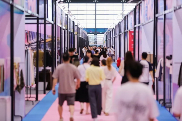  7月26日，第五屆中國（紹興）紡織新材料展在紹興國際會展中心拉開帷幕。500家企業(yè)參展，首日5000多名專業(yè)觀眾入場，展會炙熱的對接氛圍有如7月的氣浪，使行業(yè)快速升溫。海內外企業(yè)積極響應，原料龍頭企業(yè)高 &ldquo;復參率&rdquo;，歷經(jīng)五屆的新材料展有何獨特魅力？ 圖片  圖片  會展品質乘勢而上   本屆新材料展獲得UFI國際展覽協(xié)會認證，是工信部、商務部組織的2023年&ldquo;優(yōu)供給促升級&rdquo;系列活動之一，基于往屆資源優(yōu)勢，對展覽規(guī)劃、買家邀約、會務聯(lián)動等進行了全線融合升級，展會品質躍升，煥發(fā)新的風采。展會由中國長絲織造協(xié)會、紹興市商務局、中國國際貿易委員會紹興市委員會、中國國際商會紹興商會、紹興市柯橋區(qū)會展業(yè)發(fā)展中心主辦，浙江三博會展股份有限公司聯(lián)合主辦，紹興市柯橋區(qū)中國輕紡城展會有限公司承辦，紹興市經(jīng)信局、浙江省紡織面料設計協(xié)會、七彩云、紹興市紡織行業(yè)協(xié)會協(xié)辦。  圖片  圖片  開幕盛況  國際展商同臺賽寶   本次展會共500家展商參展，設新材料、新織造、新設備、新面料四大特色展區(qū)，有超10萬款科技纖維、創(chuàng)新面料、紡機設備在展會發(fā)布。魏橋紡織、昆山東利、興發(fā)化纖、吉林化纖、通用新材料、德州恒豐、佳人新材料、浙江興發(fā)、紹興國周、鐠美科等知名紡織龍頭企業(yè)參展。紹興新昌紡機產(chǎn)業(yè)展團、湖州長興織造產(chǎn)業(yè)展團、諸暨繡花機械產(chǎn)業(yè)展團、上虞染化料助劑產(chǎn)業(yè)展團等區(qū)域展團亮相。本屆展會更是引眾多RCEP國家和地區(qū)的展商組團奔赴而來，在國際展區(qū)，韓國ditto時尚聯(lián)盟、緬甸中國商會、莫斯科中小企業(yè)工商會等國際展團人氣旺盛。  圖片  企業(yè)展區(qū)  眾多展商聚焦雙碳熱點，圍繞綠色、健康、智造等方向展開產(chǎn)品角逐。魏橋紡織的生物基綠色環(huán)保+抗菌混紡系列、湖州威達集團的綠色環(huán)保色紡紗系列、昆山東利的仿生透氣科技面料系列、吳江蘭天織造的UV對抗仿生科技面料、新型雙層直充防寒面料、機能無氨彈力面料等展品亮點頻出，展商企業(yè)開啟&ldquo;搶客&rdquo;模式，緊抓展會機遇尋求下游合作。本屆展會有更大規(guī)模的智能紡機、織機設備企業(yè)參展，進一步彰顯國產(chǎn)智能織造的研發(fā)水平，鐠美科、浙江康立自控科技、浙江凱成智能設備、浙江瑪雅機電等展位帶來媲美國際水平的最新機械設備，令人矚目。  圖片  設備展區(qū)  探索解決行業(yè)困惑與瓶頸，是新材料展歷經(jīng)多屆與各企業(yè)總結、達成的共識，也是其不僅在于產(chǎn)品展貿，更在于新理念的交匯的價值內涵。  國際視野論外貿   由中國紡織品進出口商會主辦的2023紹興國際（RCEP）紡織服裝產(chǎn)業(yè)論壇系列活動與展會同期同館開幕。論壇以&ldquo;RCEP新機遇-紡織產(chǎn)業(yè)新格局&rdquo;為主題，就國內紡織產(chǎn)業(yè)結構與RCEP國際紡織服裝產(chǎn)業(yè)的發(fā)展趨勢進行研討與產(chǎn)業(yè)對接。中國紡織品進出口商會副會長王宇、韓國時尚服裝人工智能研究所院長金蕙京、緬甸中國紡織服裝協(xié)會會長施坤等嘉賓為論壇開幕致辭。  圖片  圖片 論壇開幕式  論壇開幕式后，首場系列活動韓國服飾流行趨勢論壇在展會時尚活動區(qū)舉辦，多家韓國時裝品牌聯(lián)合走秀，同時Dito&ditto，ISAE，F(xiàn)&PLUS等韓國時尚機構帶來韓國時尚產(chǎn)業(yè)與數(shù)字技術的發(fā)展趨勢分享。后續(xù)將陸續(xù)舉辦2023生物基纖維材料產(chǎn)業(yè)技術論壇、走進中國輕紡城市場對接會、亞洲紡織服裝供應鏈高增長論壇等系列活動。  圖片  圖片 論壇系列活動&mdash;&mdash;韓國服飾流行趨勢論壇  中國纖維展姿態(tài)   作為歷屆新材料展重要配套論壇，2023中國紹興紡織新材料論壇將于展會第二日舉辦。將聚集昆山東利、浙江中國輕紡城集團、浙江佳人新材料、紹興隆泰石墨烯、特思達（TESTEX）、廣東人仁康、浙江中紡標、紹興織蛛物聯(lián)科技等企業(yè)作新產(chǎn)品新項目分享，帶來中國輕紡城紡織新材料采購中心推介，環(huán)保面料、再生聚酯新材料、石墨烯等纖維面料創(chuàng)新產(chǎn)品發(fā)布，OEKO-TEX&reg; STANDARD 100安全標準、健康紡織品標準、5A光子抗菌、坯布在線檢測等檢測后整理技術分享，諸多亮點值得期待。  圖片  觸摸纖維時尚,躍升品牌能級,纖維材料的性能之變，已經(jīng)與終端產(chǎn)品在競爭市場的廝殺突圍息息相關，從面料到服裝、家紡，從國內企業(yè)到海外品牌，都不能錯過這一場產(chǎn)業(yè)對接的盛會。  跨越山海齊聚首   本屆展會借助今年全線升級之勢，全面擴大對面料、服裝業(yè)大規(guī)模大品牌企業(yè)的邀約，并提前進行買家需求的預采集和展商產(chǎn)品的預對接，顯著提升買家熱情和觀展效率。展會首日，丹東華洋紡織服裝、北京奔流野外運動服裝、北京方圣時尚、華紡股份有限公司等品牌買家應邀而來，廣東、湖州、義烏、新疆等十余個地區(qū)采購團紛紛到場，更有韓國、俄羅斯、越南、緬甸等數(shù)百名海外買家跨越山海來相會，如國際知名服裝品牌 J.K. Apparel、DOBB、LUBOO、YL co.,ltd、CHUNSANGDOO INNOCENCE、DAYGREEN INC等。  圖片  采供對接  商貿對接攬訂單   展會打通產(chǎn)業(yè)鏈，延伸展貿對接服務?，F(xiàn)場，快時尚跨境電商企業(yè)SheIn開啟為期兩天的面料專場、服裝專場閉門采購會，帶來數(shù)百類采購需求。國內品牌采購團走進紡織源產(chǎn)地中國輕紡城市場，展開時尚買手與優(yōu)質原創(chuàng)面料的靈感碰撞。展會第二日，亞洲染料聯(lián)合會、韓國纖維產(chǎn)業(yè)研究院、莫斯科中小企業(yè)商會、越南紡織商會、緬甸中國商會等國際采購團也將進市場與柯橋面料企業(yè)接洽外貿訂單。  圖片  圖片 采供對接  2023中國（紹興）紡織新材料展打造了新材料、新技術的信息高地，以國際展會的標準，向內外貿一體化展會平臺成長蛻變，它是當下紡織供應鏈趨勢的具象展示，更是一場中國纖維向世界的傾訴表達。  圖片  圖片 圖片 ?觸摸纖維時尚、躍升品牌能級，第五屆中國（紹興）紡織新材料展盛大開幕