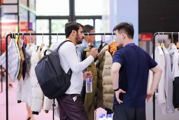  7月26日，第五屆中國（紹興）紡織新材料展在紹興國際會展中心拉開帷幕。500家企業(yè)參展，首日5000多名專業(yè)觀眾入場，展會炙熱的對接氛圍有如7月的氣浪，使行業(yè)快速升溫。海內外企業(yè)積極響應，原料龍頭企業(yè)高 &ldquo;復參率&rdquo;，歷經(jīng)五屆的新材料展有何獨特魅力？ 圖片  圖片  會展品質乘勢而上   本屆新材料展獲得UFI國際展覽協(xié)會認證，是工信部、商務部組織的2023年&ldquo;優(yōu)供給促升級&rdquo;系列活動之一，基于往屆資源優(yōu)勢，對展覽規(guī)劃、買家邀約、會務聯(lián)動等進行了全線融合升級，展會品質躍升，煥發(fā)新的風采。展會由中國長絲織造協(xié)會、紹興市商務局、中國國際貿易委員會紹興市委員會、中國國際商會紹興商會、紹興市柯橋區(qū)會展業(yè)發(fā)展中心主辦，浙江三博會展股份有限公司聯(lián)合主辦，紹興市柯橋區(qū)中國輕紡城展會有限公司承辦，紹興市經(jīng)信局、浙江省紡織面料設計協(xié)會、七彩云、紹興市紡織行業(yè)協(xié)會協(xié)辦。  圖片  圖片  開幕盛況  國際展商同臺賽寶   本次展會共500家展商參展，設新材料、新織造、新設備、新面料四大特色展區(qū)，有超10萬款科技纖維、創(chuàng)新面料、紡機設備在展會發(fā)布。魏橋紡織、昆山東利、興發(fā)化纖、吉林化纖、通用新材料、德州恒豐、佳人新材料、浙江興發(fā)、紹興國周、鐠美科等知名紡織龍頭企業(yè)參展。紹興新昌紡機產(chǎn)業(yè)展團、湖州長興織造產(chǎn)業(yè)展團、諸暨繡花機械產(chǎn)業(yè)展團、上虞染化料助劑產(chǎn)業(yè)展團等區(qū)域展團亮相。本屆展會更是引眾多RCEP國家和地區(qū)的展商組團奔赴而來，在國際展區(qū)，韓國ditto時尚聯(lián)盟、緬甸中國商會、莫斯科中小企業(yè)工商會等國際展團人氣旺盛。  圖片  企業(yè)展區(qū)  眾多展商聚焦雙碳熱點，圍繞綠色、健康、智造等方向展開產(chǎn)品角逐。魏橋紡織的生物基綠色環(huán)保+抗菌混紡系列、湖州威達集團的綠色環(huán)保色紡紗系列、昆山東利的仿生透氣科技面料系列、吳江蘭天織造的UV對抗仿生科技面料、新型雙層直充防寒面料、機能無氨彈力面料等展品亮點頻出，展商企業(yè)開啟&ldquo;搶客&rdquo;模式，緊抓展會機遇尋求下游合作。本屆展會有更大規(guī)模的智能紡機、織機設備企業(yè)參展，進一步彰顯國產(chǎn)智能織造的研發(fā)水平，鐠美科、浙江康立自控科技、浙江凱成智能設備、浙江瑪雅機電等展位帶來媲美國際水平的最新機械設備，令人矚目。  圖片  設備展區(qū)  探索解決行業(yè)困惑與瓶頸，是新材料展歷經(jīng)多屆與各企業(yè)總結、達成的共識，也是其不僅在于產(chǎn)品展貿，更在于新理念的交匯的價值內涵。  國際視野論外貿   由中國紡織品進出口商會主辦的2023紹興國際（RCEP）紡織服裝產(chǎn)業(yè)論壇系列活動與展會同期同館開幕。論壇以&ldquo;RCEP新機遇-紡織產(chǎn)業(yè)新格局&rdquo;為主題，就國內紡織產(chǎn)業(yè)結構與RCEP國際紡織服裝產(chǎn)業(yè)的發(fā)展趨勢進行研討與產(chǎn)業(yè)對接。中國紡織品進出口商會副會長王宇、韓國時尚服裝人工智能研究所院長金蕙京、緬甸中國紡織服裝協(xié)會會長施坤等嘉賓為論壇開幕致辭。  圖片  圖片 論壇開幕式  論壇開幕式后，首場系列活動韓國服飾流行趨勢論壇在展會時尚活動區(qū)舉辦，多家韓國時裝品牌聯(lián)合走秀，同時Dito&ditto，ISAE，F(xiàn)&PLUS等韓國時尚機構帶來韓國時尚產(chǎn)業(yè)與數(shù)字技術的發(fā)展趨勢分享。后續(xù)將陸續(xù)舉辦2023生物基纖維材料產(chǎn)業(yè)技術論壇、走進中國輕紡城市場對接會、亞洲紡織服裝供應鏈高增長論壇等系列活動。  圖片  圖片 論壇系列活動&mdash;&mdash;韓國服飾流行趨勢論壇  中國纖維展姿態(tài)   作為歷屆新材料展重要配套論壇，2023中國紹興紡織新材料論壇將于展會第二日舉辦。將聚集昆山東利、浙江中國輕紡城集團、浙江佳人新材料、紹興隆泰石墨烯、特思達（TESTEX）、廣東人仁康、浙江中紡標、紹興織蛛物聯(lián)科技等企業(yè)作新產(chǎn)品新項目分享，帶來中國輕紡城紡織新材料采購中心推介，環(huán)保面料、再生聚酯新材料、石墨烯等纖維面料創(chuàng)新產(chǎn)品發(fā)布，OEKO-TEX&reg; STANDARD 100安全標準、健康紡織品標準、5A光子抗菌、坯布在線檢測等檢測后整理技術分享，諸多亮點值得期待。  圖片  觸摸纖維時尚,躍升品牌能級,纖維材料的性能之變，已經(jīng)與終端產(chǎn)品在競爭市場的廝殺突圍息息相關，從面料到服裝、家紡，從國內企業(yè)到海外品牌，都不能錯過這一場產(chǎn)業(yè)對接的盛會。  跨越山海齊聚首   本屆展會借助今年全線升級之勢，全面擴大對面料、服裝業(yè)大規(guī)模大品牌企業(yè)的邀約，并提前進行買家需求的預采集和展商產(chǎn)品的預對接，顯著提升買家熱情和觀展效率。展會首日，丹東華洋紡織服裝、北京奔流野外運動服裝、北京方圣時尚、華紡股份有限公司等品牌買家應邀而來，廣東、湖州、義烏、新疆等十余個地區(qū)采購團紛紛到場，更有韓國、俄羅斯、越南、緬甸等數(shù)百名海外買家跨越山海來相會，如國際知名服裝品牌 J.K. Apparel、DOBB、LUBOO、YL co.,ltd、CHUNSANGDOO INNOCENCE、DAYGREEN INC等。  圖片  采供對接  商貿對接攬訂單   展會打通產(chǎn)業(yè)鏈，延伸展貿對接服務。現(xiàn)場，快時尚跨境電商企業(yè)SheIn開啟為期兩天的面料專場、服裝專場閉門采購會，帶來數(shù)百類采購需求。國內品牌采購團走進紡織源產(chǎn)地中國輕紡城市場，展開時尚買手與優(yōu)質原創(chuàng)面料的靈感碰撞。展會第二日，亞洲染料聯(lián)合會、韓國纖維產(chǎn)業(yè)研究院、莫斯科中小企業(yè)商會、越南紡織商會、緬甸中國商會等國際采購團也將進市場與柯橋面料企業(yè)接洽外貿訂單。  圖片  圖片 采供對接  2023中國（紹興）紡織新材料展打造了新材料、新技術的信息高地，以國際展會的標準，向內外貿一體化展會平臺成長蛻變，它是當下紡織供應鏈趨勢的具象展示，更是一場中國纖維向世界的傾訴表達。  圖片  圖片 圖片 ?觸摸纖維時尚、躍升品牌能級，第五屆中國（紹興）紡織新材料展盛大開幕