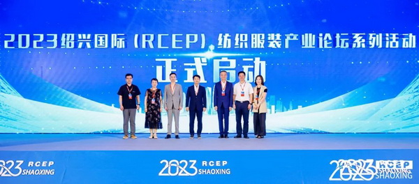 7月26日，第五屆中國（紹興）紡織新材料展在紹興國際會展中心拉開帷幕。500家企業(yè)參展，首日5000多名專業(yè)觀眾入場，展會炙熱的對接氛圍有如7月的氣浪，使行業(yè)快速升溫。海內外企業(yè)積極響應，原料龍頭企業(yè)高 &ldquo;復參率&rdquo;，歷經(jīng)五屆的新材料展有何獨特魅力？ 圖片  圖片  會展品質乘勢而上   本屆新材料展獲得UFI國際展覽協(xié)會認證，是工信部、商務部組織的2023年&ldquo;優(yōu)供給促升級&rdquo;系列活動之一，基于往屆資源優(yōu)勢，對展覽規(guī)劃、買家邀約、會務聯(lián)動等進行了全線融合升級，展會品質躍升，煥發(fā)新的風采。展會由中國長絲織造協(xié)會、紹興市商務局、中國國際貿易委員會紹興市委員會、中國國際商會紹興商會、紹興市柯橋區(qū)會展業(yè)發(fā)展中心主辦，浙江三博會展股份有限公司聯(lián)合主辦，紹興市柯橋區(qū)中國輕紡城展會有限公司承辦，紹興市經(jīng)信局、浙江省紡織面料設計協(xié)會、七彩云、紹興市紡織行業(yè)協(xié)會協(xié)辦。  圖片  圖片  開幕盛況  國際展商同臺賽寶   本次展會共500家展商參展，設新材料、新織造、新設備、新面料四大特色展區(qū)，有超10萬款科技纖維、創(chuàng)新面料、紡機設備在展會發(fā)布。魏橋紡織、昆山東利、興發(fā)化纖、吉林化纖、通用新材料、德州恒豐、佳人新材料、浙江興發(fā)、紹興國周、鐠美科等知名紡織龍頭企業(yè)參展。紹興新昌紡機產(chǎn)業(yè)展團、湖州長興織造產(chǎn)業(yè)展團、諸暨繡花機械產(chǎn)業(yè)展團、上虞染化料助劑產(chǎn)業(yè)展團等區(qū)域展團亮相。本屆展會更是引眾多RCEP國家和地區(qū)的展商組團奔赴而來，在國際展區(qū)，韓國ditto時尚聯(lián)盟、緬甸中國商會、莫斯科中小企業(yè)工商會等國際展團人氣旺盛。  圖片  企業(yè)展區(qū)  眾多展商聚焦雙碳熱點，圍繞綠色、健康、智造等方向展開產(chǎn)品角逐。魏橋紡織的生物基綠色環(huán)保+抗菌混紡系列、湖州威達集團的綠色環(huán)保色紡紗系列、昆山東利的仿生透氣科技面料系列、吳江蘭天織造的UV對抗仿生科技面料、新型雙層直充防寒面料、機能無氨彈力面料等展品亮點頻出，展商企業(yè)開啟&ldquo;搶客&rdquo;模式，緊抓展會機遇尋求下游合作。本屆展會有更大規(guī)模的智能紡機、織機設備企業(yè)參展，進一步彰顯國產(chǎn)智能織造的研發(fā)水平，鐠美科、浙江康立自控科技、浙江凱成智能設備、浙江瑪雅機電等展位帶來媲美國際水平的最新機械設備，令人矚目。  圖片  設備展區(qū)  探索解決行業(yè)困惑與瓶頸，是新材料展歷經(jīng)多屆與各企業(yè)總結、達成的共識，也是其不僅在于產(chǎn)品展貿，更在于新理念的交匯的價值內涵。  國際視野論外貿   由中國紡織品進出口商會主辦的2023紹興國際（RCEP）紡織服裝產(chǎn)業(yè)論壇系列活動與展會同期同館開幕。論壇以&ldquo;RCEP新機遇-紡織產(chǎn)業(yè)新格局&rdquo;為主題，就國內紡織產(chǎn)業(yè)結構與RCEP國際紡織服裝產(chǎn)業(yè)的發(fā)展趨勢進行研討與產(chǎn)業(yè)對接。中國紡織品進出口商會副會長王宇、韓國時尚服裝人工智能研究所院長金蕙京、緬甸中國紡織服裝協(xié)會會長施坤等嘉賓為論壇開幕致辭。  圖片  圖片 論壇開幕式  論壇開幕式后，首場系列活動韓國服飾流行趨勢論壇在展會時尚活動區(qū)舉辦，多家韓國時裝品牌聯(lián)合走秀，同時Dito&ditto，ISAE，F(xiàn)&PLUS等韓國時尚機構帶來韓國時尚產(chǎn)業(yè)與數(shù)字技術的發(fā)展趨勢分享。后續(xù)將陸續(xù)舉辦2023生物基纖維材料產(chǎn)業(yè)技術論壇、走進中國輕紡城市場對接會、亞洲紡織服裝供應鏈高增長論壇等系列活動。  圖片  圖片 論壇系列活動&mdash;&mdash;韓國服飾流行趨勢論壇  中國纖維展姿態(tài)   作為歷屆新材料展重要配套論壇，2023中國紹興紡織新材料論壇將于展會第二日舉辦。將聚集昆山東利、浙江中國輕紡城集團、浙江佳人新材料、紹興隆泰石墨烯、特思達（TESTEX）、廣東人仁康、浙江中紡標、紹興織蛛物聯(lián)科技等企業(yè)作新產(chǎn)品新項目分享，帶來中國輕紡城紡織新材料采購中心推介，環(huán)保面料、再生聚酯新材料、石墨烯等纖維面料創(chuàng)新產(chǎn)品發(fā)布，OEKO-TEX&reg; STANDARD 100安全標準、健康紡織品標準、5A光子抗菌、坯布在線檢測等檢測后整理技術分享，諸多亮點值得期待。  圖片  觸摸纖維時尚,躍升品牌能級,纖維材料的性能之變，已經(jīng)與終端產(chǎn)品在競爭市場的廝殺突圍息息相關，從面料到服裝、家紡，從國內企業(yè)到海外品牌，都不能錯過這一場產(chǎn)業(yè)對接的盛會。  跨越山海齊聚首   本屆展會借助今年全線升級之勢，全面擴大對面料、服裝業(yè)大規(guī)模大品牌企業(yè)的邀約，并提前進行買家需求的預采集和展商產(chǎn)品的預對接，顯著提升買家熱情和觀展效率。展會首日，丹東華洋紡織服裝、北京奔流野外運動服裝、北京方圣時尚、華紡股份有限公司等品牌買家應邀而來，廣東、湖州、義烏、新疆等十余個地區(qū)采購團紛紛到場，更有韓國、俄羅斯、越南、緬甸等數(shù)百名海外買家跨越山海來相會，如國際知名服裝品牌 J.K. Apparel、DOBB、LUBOO、YL co.,ltd、CHUNSANGDOO INNOCENCE、DAYGREEN INC等。  圖片  采供對接  商貿對接攬訂單   展會打通產(chǎn)業(yè)鏈，延伸展貿對接服務?，F(xiàn)場，快時尚跨境電商企業(yè)SheIn開啟為期兩天的面料專場、服裝專場閉門采購會，帶來數(shù)百類采購需求。國內品牌采購團走進紡織源產(chǎn)地中國輕紡城市場，展開時尚買手與優(yōu)質原創(chuàng)面料的靈感碰撞。展會第二日，亞洲染料聯(lián)合會、韓國纖維產(chǎn)業(yè)研究院、莫斯科中小企業(yè)商會、越南紡織商會、緬甸中國商會等國際采購團也將進市場與柯橋面料企業(yè)接洽外貿訂單。  圖片  圖片 采供對接  2023中國（紹興）紡織新材料展打造了新材料、新技術的信息高地，以國際展會的標準，向內外貿一體化展會平臺成長蛻變，它是當下紡織供應鏈趨勢的具象展示，更是一場中國纖維向世界的傾訴表達。  圖片  圖片 圖片 ?觸摸纖維時尚、躍升品牌能級，第五屆中國（紹興）紡織新材料展盛大開幕