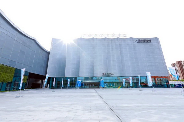  7月26日，第五屆中國（紹興）紡織新材料展在紹興國際會展中心拉開帷幕。500家企業(yè)參展，首日5000多名專業(yè)觀眾入場，展會炙熱的對接氛圍有如7月的氣浪，使行業(yè)快速升溫。海內外企業(yè)積極響應，原料龍頭企業(yè)高 &ldquo;復參率&rdquo;，歷經(jīng)五屆的新材料展有何獨特魅力？ 圖片  圖片  會展品質乘勢而上   本屆新材料展獲得UFI國際展覽協(xié)會認證，是工信部、商務部組織的2023年&ldquo;優(yōu)供給促升級&rdquo;系列活動之一，基于往屆資源優(yōu)勢，對展覽規(guī)劃、買家邀約、會務聯(lián)動等進行了全線融合升級，展會品質躍升，煥發(fā)新的風采。展會由中國長絲織造協(xié)會、紹興市商務局、中國國際貿易委員會紹興市委員會、中國國際商會紹興商會、紹興市柯橋區(qū)會展業(yè)發(fā)展中心主辦，浙江三博會展股份有限公司聯(lián)合主辦，紹興市柯橋區(qū)中國輕紡城展會有限公司承辦，紹興市經(jīng)信局、浙江省紡織面料設計協(xié)會、七彩云、紹興市紡織行業(yè)協(xié)會協(xié)辦。  圖片  圖片  開幕盛況  國際展商同臺賽寶   本次展會共500家展商參展，設新材料、新織造、新設備、新面料四大特色展區(qū)，有超10萬款科技纖維、創(chuàng)新面料、紡機設備在展會發(fā)布。魏橋紡織、昆山東利、興發(fā)化纖、吉林化纖、通用新材料、德州恒豐、佳人新材料、浙江興發(fā)、紹興國周、鐠美科等知名紡織龍頭企業(yè)參展。紹興新昌紡機產(chǎn)業(yè)展團、湖州長興織造產(chǎn)業(yè)展團、諸暨繡花機械產(chǎn)業(yè)展團、上虞染化料助劑產(chǎn)業(yè)展團等區(qū)域展團亮相。本屆展會更是引眾多RCEP國家和地區(qū)的展商組團奔赴而來，在國際展區(qū)，韓國ditto時尚聯(lián)盟、緬甸中國商會、莫斯科中小企業(yè)工商會等國際展團人氣旺盛。  圖片  企業(yè)展區(qū)  眾多展商聚焦雙碳熱點，圍繞綠色、健康、智造等方向展開產(chǎn)品角逐。魏橋紡織的生物基綠色環(huán)保+抗菌混紡系列、湖州威達集團的綠色環(huán)保色紡紗系列、昆山東利的仿生透氣科技面料系列、吳江蘭天織造的UV對抗仿生科技面料、新型雙層直充防寒面料、機能無氨彈力面料等展品亮點頻出，展商企業(yè)開啟&ldquo;搶客&rdquo;模式，緊抓展會機遇尋求下游合作。本屆展會有更大規(guī)模的智能紡機、織機設備企業(yè)參展，進一步彰顯國產(chǎn)智能織造的研發(fā)水平，鐠美科、浙江康立自控科技、浙江凱成智能設備、浙江瑪雅機電等展位帶來媲美國際水平的最新機械設備，令人矚目。  圖片  設備展區(qū)  探索解決行業(yè)困惑與瓶頸，是新材料展歷經(jīng)多屆與各企業(yè)總結、達成的共識，也是其不僅在于產(chǎn)品展貿，更在于新理念的交匯的價值內涵。  國際視野論外貿   由中國紡織品進出口商會主辦的2023紹興國際（RCEP）紡織服裝產(chǎn)業(yè)論壇系列活動與展會同期同館開幕。論壇以&ldquo;RCEP新機遇-紡織產(chǎn)業(yè)新格局&rdquo;為主題，就國內紡織產(chǎn)業(yè)結構與RCEP國際紡織服裝產(chǎn)業(yè)的發(fā)展趨勢進行研討與產(chǎn)業(yè)對接。中國紡織品進出口商會副會長王宇、韓國時尚服裝人工智能研究所院長金蕙京、緬甸中國紡織服裝協(xié)會會長施坤等嘉賓為論壇開幕致辭。  圖片  圖片 論壇開幕式  論壇開幕式后，首場系列活動韓國服飾流行趨勢論壇在展會時尚活動區(qū)舉辦，多家韓國時裝品牌聯(lián)合走秀，同時Dito&ditto，ISAE，F(xiàn)&PLUS等韓國時尚機構帶來韓國時尚產(chǎn)業(yè)與數(shù)字技術的發(fā)展趨勢分享。后續(xù)將陸續(xù)舉辦2023生物基纖維材料產(chǎn)業(yè)技術論壇、走進中國輕紡城市場對接會、亞洲紡織服裝供應鏈高增長論壇等系列活動。  圖片  圖片 論壇系列活動&mdash;&mdash;韓國服飾流行趨勢論壇  中國纖維展姿態(tài)   作為歷屆新材料展重要配套論壇，2023中國紹興紡織新材料論壇將于展會第二日舉辦。將聚集昆山東利、浙江中國輕紡城集團、浙江佳人新材料、紹興隆泰石墨烯、特思達（TESTEX）、廣東人仁康、浙江中紡標、紹興織蛛物聯(lián)科技等企業(yè)作新產(chǎn)品新項目分享，帶來中國輕紡城紡織新材料采購中心推介，環(huán)保面料、再生聚酯新材料、石墨烯等纖維面料創(chuàng)新產(chǎn)品發(fā)布，OEKO-TEX&reg; STANDARD 100安全標準、健康紡織品標準、5A光子抗菌、坯布在線檢測等檢測后整理技術分享，諸多亮點值得期待。  圖片  觸摸纖維時尚,躍升品牌能級,纖維材料的性能之變，已經(jīng)與終端產(chǎn)品在競爭市場的廝殺突圍息息相關，從面料到服裝、家紡，從國內企業(yè)到海外品牌，都不能錯過這一場產(chǎn)業(yè)對接的盛會。  跨越山海齊聚首   本屆展會借助今年全線升級之勢，全面擴大對面料、服裝業(yè)大規(guī)模大品牌企業(yè)的邀約，并提前進行買家需求的預采集和展商產(chǎn)品的預對接，顯著提升買家熱情和觀展效率。展會首日，丹東華洋紡織服裝、北京奔流野外運動服裝、北京方圣時尚、華紡股份有限公司等品牌買家應邀而來，廣東、湖州、義烏、新疆等十余個地區(qū)采購團紛紛到場，更有韓國、俄羅斯、越南、緬甸等數(shù)百名海外買家跨越山海來相會，如國際知名服裝品牌 J.K. Apparel、DOBB、LUBOO、YL co.,ltd、CHUNSANGDOO INNOCENCE、DAYGREEN INC等。  圖片  采供對接  商貿對接攬訂單   展會打通產(chǎn)業(yè)鏈，延伸展貿對接服務?，F(xiàn)場，快時尚跨境電商企業(yè)SheIn開啟為期兩天的面料專場、服裝專場閉門采購會，帶來數(shù)百類采購需求。國內品牌采購團走進紡織源產(chǎn)地中國輕紡城市場，展開時尚買手與優(yōu)質原創(chuàng)面料的靈感碰撞。展會第二日，亞洲染料聯(lián)合會、韓國纖維產(chǎn)業(yè)研究院、莫斯科中小企業(yè)商會、越南紡織商會、緬甸中國商會等國際采購團也將進市場與柯橋面料企業(yè)接洽外貿訂單。  圖片  圖片 采供對接  2023中國（紹興）紡織新材料展打造了新材料、新技術的信息高地，以國際展會的標準，向內外貿一體化展會平臺成長蛻變，它是當下紡織供應鏈趨勢的具象展示，更是一場中國纖維向世界的傾訴表達。  圖片  圖片 圖片 ?觸摸纖維時尚、躍升品牌能級，第五屆中國（紹興）紡織新材料展盛大開幕