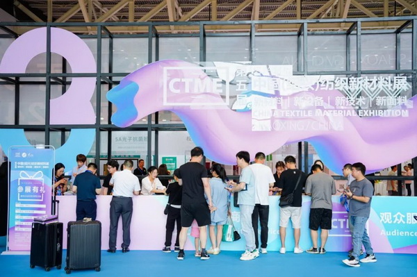  7月26日，第五屆中國（紹興）紡織新材料展在紹興國際會展中心拉開帷幕。500家企業(yè)參展，首日5000多名專業(yè)觀眾入場，展會炙熱的對接氛圍有如7月的氣浪，使行業(yè)快速升溫。海內外企業(yè)積極響應，原料龍頭企業(yè)高 &ldquo;復參率&rdquo;，歷經(jīng)五屆的新材料展有何獨特魅力？ 圖片  圖片  會展品質乘勢而上   本屆新材料展獲得UFI國際展覽協(xié)會認證，是工信部、商務部組織的2023年&ldquo;優(yōu)供給促升級&rdquo;系列活動之一，基于往屆資源優(yōu)勢，對展覽規(guī)劃、買家邀約、會務聯(lián)動等進行了全線融合升級，展會品質躍升，煥發(fā)新的風采。展會由中國長絲織造協(xié)會、紹興市商務局、中國國際貿易委員會紹興市委員會、中國國際商會紹興商會、紹興市柯橋區(qū)會展業(yè)發(fā)展中心主辦，浙江三博會展股份有限公司聯(lián)合主辦，紹興市柯橋區(qū)中國輕紡城展會有限公司承辦，紹興市經(jīng)信局、浙江省紡織面料設計協(xié)會、七彩云、紹興市紡織行業(yè)協(xié)會協(xié)辦。  圖片  圖片  開幕盛況  國際展商同臺賽寶   本次展會共500家展商參展，設新材料、新織造、新設備、新面料四大特色展區(qū)，有超10萬款科技纖維、創(chuàng)新面料、紡機設備在展會發(fā)布。魏橋紡織、昆山東利、興發(fā)化纖、吉林化纖、通用新材料、德州恒豐、佳人新材料、浙江興發(fā)、紹興國周、鐠美科等知名紡織龍頭企業(yè)參展。紹興新昌紡機產(chǎn)業(yè)展團、湖州長興織造產(chǎn)業(yè)展團、諸暨繡花機械產(chǎn)業(yè)展團、上虞染化料助劑產(chǎn)業(yè)展團等區(qū)域展團亮相。本屆展會更是引眾多RCEP國家和地區(qū)的展商組團奔赴而來，在國際展區(qū)，韓國ditto時尚聯(lián)盟、緬甸中國商會、莫斯科中小企業(yè)工商會等國際展團人氣旺盛。  圖片  企業(yè)展區(qū)  眾多展商聚焦雙碳熱點，圍繞綠色、健康、智造等方向展開產(chǎn)品角逐。魏橋紡織的生物基綠色環(huán)保+抗菌混紡系列、湖州威達集團的綠色環(huán)保色紡紗系列、昆山東利的仿生透氣科技面料系列、吳江蘭天織造的UV對抗仿生科技面料、新型雙層直充防寒面料、機能無氨彈力面料等展品亮點頻出，展商企業(yè)開啟&ldquo;搶客&rdquo;模式，緊抓展會機遇尋求下游合作。本屆展會有更大規(guī)模的智能紡機、織機設備企業(yè)參展，進一步彰顯國產(chǎn)智能織造的研發(fā)水平，鐠美科、浙江康立自控科技、浙江凱成智能設備、浙江瑪雅機電等展位帶來媲美國際水平的最新機械設備，令人矚目。  圖片  設備展區(qū)  探索解決行業(yè)困惑與瓶頸，是新材料展歷經(jīng)多屆與各企業(yè)總結、達成的共識，也是其不僅在于產(chǎn)品展貿，更在于新理念的交匯的價值內涵。  國際視野論外貿   由中國紡織品進出口商會主辦的2023紹興國際（RCEP）紡織服裝產(chǎn)業(yè)論壇系列活動與展會同期同館開幕。論壇以&ldquo;RCEP新機遇-紡織產(chǎn)業(yè)新格局&rdquo;為主題，就國內紡織產(chǎn)業(yè)結構與RCEP國際紡織服裝產(chǎn)業(yè)的發(fā)展趨勢進行研討與產(chǎn)業(yè)對接。中國紡織品進出口商會副會長王宇、韓國時尚服裝人工智能研究所院長金蕙京、緬甸中國紡織服裝協(xié)會會長施坤等嘉賓為論壇開幕致辭。  圖片  圖片 論壇開幕式  論壇開幕式后，首場系列活動韓國服飾流行趨勢論壇在展會時尚活動區(qū)舉辦，多家韓國時裝品牌聯(lián)合走秀，同時Dito&ditto，ISAE，F(xiàn)&PLUS等韓國時尚機構帶來韓國時尚產(chǎn)業(yè)與數(shù)字技術的發(fā)展趨勢分享。后續(xù)將陸續(xù)舉辦2023生物基纖維材料產(chǎn)業(yè)技術論壇、走進中國輕紡城市場對接會、亞洲紡織服裝供應鏈高增長論壇等系列活動。  圖片  圖片 論壇系列活動&mdash;&mdash;韓國服飾流行趨勢論壇  中國纖維展姿態(tài)   作為歷屆新材料展重要配套論壇，2023中國紹興紡織新材料論壇將于展會第二日舉辦。將聚集昆山東利、浙江中國輕紡城集團、浙江佳人新材料、紹興隆泰石墨烯、特思達（TESTEX）、廣東人仁康、浙江中紡標、紹興織蛛物聯(lián)科技等企業(yè)作新產(chǎn)品新項目分享，帶來中國輕紡城紡織新材料采購中心推介，環(huán)保面料、再生聚酯新材料、石墨烯等纖維面料創(chuàng)新產(chǎn)品發(fā)布，OEKO-TEX&reg; STANDARD 100安全標準、健康紡織品標準、5A光子抗菌、坯布在線檢測等檢測后整理技術分享，諸多亮點值得期待。  圖片  觸摸纖維時尚,躍升品牌能級,纖維材料的性能之變，已經(jīng)與終端產(chǎn)品在競爭市場的廝殺突圍息息相關，從面料到服裝、家紡，從國內企業(yè)到海外品牌，都不能錯過這一場產(chǎn)業(yè)對接的盛會。  跨越山海齊聚首   本屆展會借助今年全線升級之勢，全面擴大對面料、服裝業(yè)大規(guī)模大品牌企業(yè)的邀約，并提前進行買家需求的預采集和展商產(chǎn)品的預對接，顯著提升買家熱情和觀展效率。展會首日，丹東華洋紡織服裝、北京奔流野外運動服裝、北京方圣時尚、華紡股份有限公司等品牌買家應邀而來，廣東、湖州、義烏、新疆等十余個地區(qū)采購團紛紛到場，更有韓國、俄羅斯、越南、緬甸等數(shù)百名海外買家跨越山海來相會，如國際知名服裝品牌 J.K. Apparel、DOBB、LUBOO、YL co.,ltd、CHUNSANGDOO INNOCENCE、DAYGREEN INC等。  圖片  采供對接  商貿對接攬訂單   展會打通產(chǎn)業(yè)鏈，延伸展貿對接服務?，F(xiàn)場，快時尚跨境電商企業(yè)SheIn開啟為期兩天的面料專場、服裝專場閉門采購會，帶來數(shù)百類采購需求。國內品牌采購團走進紡織源產(chǎn)地中國輕紡城市場，展開時尚買手與優(yōu)質原創(chuàng)面料的靈感碰撞。展會第二日，亞洲染料聯(lián)合會、韓國纖維產(chǎn)業(yè)研究院、莫斯科中小企業(yè)商會、越南紡織商會、緬甸中國商會等國際采購團也將進市場與柯橋面料企業(yè)接洽外貿訂單。  圖片  圖片 采供對接  2023中國（紹興）紡織新材料展打造了新材料、新技術的信息高地，以國際展會的標準，向內外貿一體化展會平臺成長蛻變，它是當下紡織供應鏈趨勢的具象展示，更是一場中國纖維向世界的傾訴表達。  圖片  圖片 圖片 ?觸摸纖維時尚、躍升品牌能級，第五屆中國（紹興）紡織新材料展盛大開幕