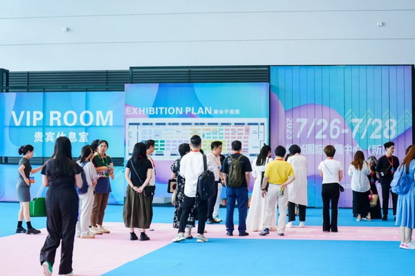  7月26日，第五屆中國（紹興）紡織新材料展在紹興國際會展中心拉開帷幕。500家企業(yè)參展，首日5000多名專業(yè)觀眾入場，展會炙熱的對接氛圍有如7月的氣浪，使行業(yè)快速升溫。海內外企業(yè)積極響應，原料龍頭企業(yè)高 &ldquo;復參率&rdquo;，歷經(jīng)五屆的新材料展有何獨特魅力？ 圖片  圖片  會展品質乘勢而上   本屆新材料展獲得UFI國際展覽協(xié)會認證，是工信部、商務部組織的2023年&ldquo;優(yōu)供給促升級&rdquo;系列活動之一，基于往屆資源優(yōu)勢，對展覽規(guī)劃、買家邀約、會務聯(lián)動等進行了全線融合升級，展會品質躍升，煥發(fā)新的風采。展會由中國長絲織造協(xié)會、紹興市商務局、中國國際貿易委員會紹興市委員會、中國國際商會紹興商會、紹興市柯橋區(qū)會展業(yè)發(fā)展中心主辦，浙江三博會展股份有限公司聯(lián)合主辦，紹興市柯橋區(qū)中國輕紡城展會有限公司承辦，紹興市經(jīng)信局、浙江省紡織面料設計協(xié)會、七彩云、紹興市紡織行業(yè)協(xié)會協(xié)辦。  圖片  圖片  開幕盛況  國際展商同臺賽寶   本次展會共500家展商參展，設新材料、新織造、新設備、新面料四大特色展區(qū)，有超10萬款科技纖維、創(chuàng)新面料、紡機設備在展會發(fā)布。魏橋紡織、昆山東利、興發(fā)化纖、吉林化纖、通用新材料、德州恒豐、佳人新材料、浙江興發(fā)、紹興國周、鐠美科等知名紡織龍頭企業(yè)參展。紹興新昌紡機產(chǎn)業(yè)展團、湖州長興織造產(chǎn)業(yè)展團、諸暨繡花機械產(chǎn)業(yè)展團、上虞染化料助劑產(chǎn)業(yè)展團等區(qū)域展團亮相。本屆展會更是引眾多RCEP國家和地區(qū)的展商組團奔赴而來，在國際展區(qū)，韓國ditto時尚聯(lián)盟、緬甸中國商會、莫斯科中小企業(yè)工商會等國際展團人氣旺盛。  圖片  企業(yè)展區(qū)  眾多展商聚焦雙碳熱點，圍繞綠色、健康、智造等方向展開產(chǎn)品角逐。魏橋紡織的生物基綠色環(huán)保+抗菌混紡系列、湖州威達集團的綠色環(huán)保色紡紗系列、昆山東利的仿生透氣科技面料系列、吳江蘭天織造的UV對抗仿生科技面料、新型雙層直充防寒面料、機能無氨彈力面料等展品亮點頻出，展商企業(yè)開啟&ldquo;搶客&rdquo;模式，緊抓展會機遇尋求下游合作。本屆展會有更大規(guī)模的智能紡機、織機設備企業(yè)參展，進一步彰顯國產(chǎn)智能織造的研發(fā)水平，鐠美科、浙江康立自控科技、浙江凱成智能設備、浙江瑪雅機電等展位帶來媲美國際水平的最新機械設備，令人矚目。  圖片  設備展區(qū)  探索解決行業(yè)困惑與瓶頸，是新材料展歷經(jīng)多屆與各企業(yè)總結、達成的共識，也是其不僅在于產(chǎn)品展貿，更在于新理念的交匯的價值內涵。  國際視野論外貿   由中國紡織品進出口商會主辦的2023紹興國際（RCEP）紡織服裝產(chǎn)業(yè)論壇系列活動與展會同期同館開幕。論壇以&ldquo;RCEP新機遇-紡織產(chǎn)業(yè)新格局&rdquo;為主題，就國內紡織產(chǎn)業(yè)結構與RCEP國際紡織服裝產(chǎn)業(yè)的發(fā)展趨勢進行研討與產(chǎn)業(yè)對接。中國紡織品進出口商會副會長王宇、韓國時尚服裝人工智能研究所院長金蕙京、緬甸中國紡織服裝協(xié)會會長施坤等嘉賓為論壇開幕致辭。  圖片  圖片 論壇開幕式  論壇開幕式后，首場系列活動韓國服飾流行趨勢論壇在展會時尚活動區(qū)舉辦，多家韓國時裝品牌聯(lián)合走秀，同時Dito&ditto，ISAE，F(xiàn)&PLUS等韓國時尚機構帶來韓國時尚產(chǎn)業(yè)與數(shù)字技術的發(fā)展趨勢分享。后續(xù)將陸續(xù)舉辦2023生物基纖維材料產(chǎn)業(yè)技術論壇、走進中國輕紡城市場對接會、亞洲紡織服裝供應鏈高增長論壇等系列活動。  圖片  圖片 論壇系列活動&mdash;&mdash;韓國服飾流行趨勢論壇  中國纖維展姿態(tài)   作為歷屆新材料展重要配套論壇，2023中國紹興紡織新材料論壇將于展會第二日舉辦。將聚集昆山東利、浙江中國輕紡城集團、浙江佳人新材料、紹興隆泰石墨烯、特思達（TESTEX）、廣東人仁康、浙江中紡標、紹興織蛛物聯(lián)科技等企業(yè)作新產(chǎn)品新項目分享，帶來中國輕紡城紡織新材料采購中心推介，環(huán)保面料、再生聚酯新材料、石墨烯等纖維面料創(chuàng)新產(chǎn)品發(fā)布，OEKO-TEX&reg; STANDARD 100安全標準、健康紡織品標準、5A光子抗菌、坯布在線檢測等檢測后整理技術分享，諸多亮點值得期待。  圖片  觸摸纖維時尚,躍升品牌能級,纖維材料的性能之變，已經(jīng)與終端產(chǎn)品在競爭市場的廝殺突圍息息相關，從面料到服裝、家紡，從國內企業(yè)到海外品牌，都不能錯過這一場產(chǎn)業(yè)對接的盛會。  跨越山海齊聚首   本屆展會借助今年全線升級之勢，全面擴大對面料、服裝業(yè)大規(guī)模大品牌企業(yè)的邀約，并提前進行買家需求的預采集和展商產(chǎn)品的預對接，顯著提升買家熱情和觀展效率。展會首日，丹東華洋紡織服裝、北京奔流野外運動服裝、北京方圣時尚、華紡股份有限公司等品牌買家應邀而來，廣東、湖州、義烏、新疆等十余個地區(qū)采購團紛紛到場，更有韓國、俄羅斯、越南、緬甸等數(shù)百名海外買家跨越山海來相會，如國際知名服裝品牌 J.K. Apparel、DOBB、LUBOO、YL co.,ltd、CHUNSANGDOO INNOCENCE、DAYGREEN INC等。  圖片  采供對接  商貿對接攬訂單   展會打通產(chǎn)業(yè)鏈，延伸展貿對接服務?，F(xiàn)場，快時尚跨境電商企業(yè)SheIn開啟為期兩天的面料專場、服裝專場閉門采購會，帶來數(shù)百類采購需求。國內品牌采購團走進紡織源產(chǎn)地中國輕紡城市場，展開時尚買手與優(yōu)質原創(chuàng)面料的靈感碰撞。展會第二日，亞洲染料聯(lián)合會、韓國纖維產(chǎn)業(yè)研究院、莫斯科中小企業(yè)商會、越南紡織商會、緬甸中國商會等國際采購團也將進市場與柯橋面料企業(yè)接洽外貿訂單。  圖片  圖片 采供對接  2023中國（紹興）紡織新材料展打造了新材料、新技術的信息高地，以國際展會的標準，向內外貿一體化展會平臺成長蛻變，它是當下紡織供應鏈趨勢的具象展示，更是一場中國纖維向世界的傾訴表達。  圖片  圖片 圖片 ?觸摸纖維時尚、躍升品牌能級，第五屆中國（紹興）紡織新材料展盛大開幕