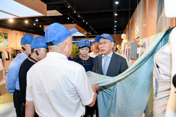 循道追光，致遠(yuǎn)未來(lái)&mdash;&mdash;蘭精授牌華源紗線生產(chǎn)全球標(biāo)桿工廠共赴璀璨新征程