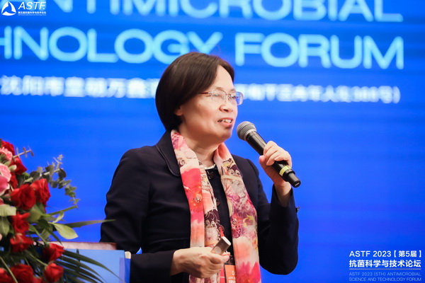 八月盛京，秋意漸濃，8月10日上午，為期兩天的ASTF2023（第5屆）抗菌科學(xué)與技術(shù)論壇在沈陽(yáng)皇朝萬(wàn)鑫酒店開(kāi)幕，本次論壇由中關(guān)村匯智抗菌新材料產(chǎn)業(yè)技術(shù)創(chuàng)新聯(lián)盟、東北大學(xué)和中國(guó)科學(xué)院金屬研究所共同主辦，將有本次大會(huì)以&ldquo;抗菌科學(xué)引領(lǐng)生物安全&rdquo;為主題，&ldquo;3位院士大會(huì)報(bào)告+14個(gè)分會(huì)場(chǎng)/論壇+260+報(bào)告+逾80墻報(bào)+現(xiàn)場(chǎng)展位&rdquo;論文摘要集等多種形式展示最新抗菌科學(xué)和研究，并以現(xiàn)場(chǎng)展位形式介紹最新抗菌技術(shù)、產(chǎn)品、儀器和設(shè)備等，以增進(jìn)國(guó)內(nèi)外抗菌學(xué)術(shù)交流，促進(jìn)抗菌科學(xué)創(chuàng)新與發(fā)展。 來(lái)自全國(guó)220多家高校、科研院所，以及110多家企業(yè)的超700位會(huì)議代表出席。