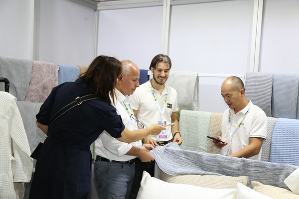 青島新銳家紡品牌展位并給與肯定