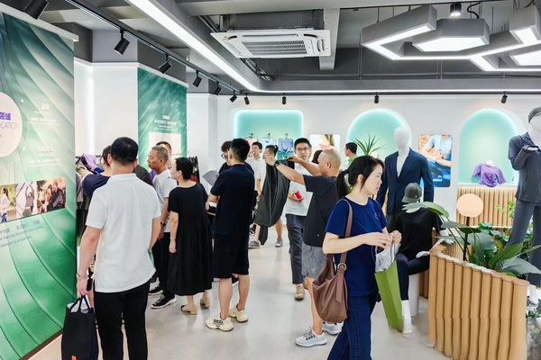 石墨烯紡織產業(yè)論壇暨&ldquo;烯創(chuàng)未來&rdquo;中國（寧波）創(chuàng)業(yè)創(chuàng)新大賽方案發(fā)布、寧波尚烯科技有限公司開業(yè)慶典系列活動在寧波市鎮(zhèn)海區(qū)九龍湖鎮(zhèn)國家石墨烯創(chuàng)新中心圓滿舉行。