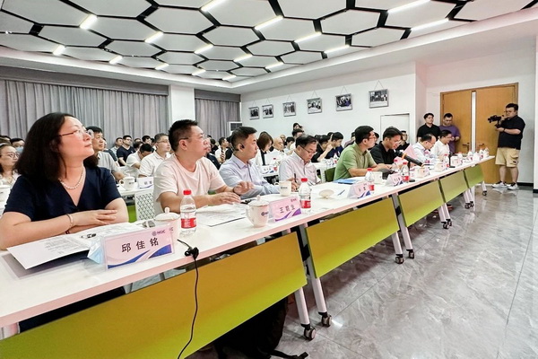 石墨烯紡織產業(yè)論壇暨&ldquo;烯創(chuàng)未來&rdquo;中國（寧波）創(chuàng)業(yè)創(chuàng)新大賽方案發(fā)布、寧波尚烯科技有限公司開業(yè)慶典系列活動在寧波市鎮(zhèn)海區(qū)九龍湖鎮(zhèn)國家石墨烯創(chuàng)新中心圓滿舉行。