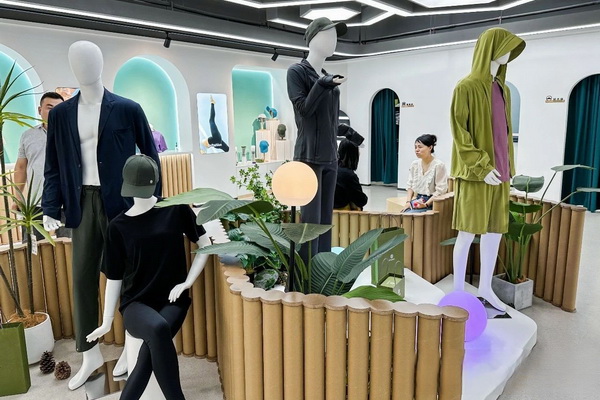 石墨烯紡織產業(yè)論壇暨&ldquo;烯創(chuàng)未來&rdquo;中國（寧波）創(chuàng)業(yè)創(chuàng)新大賽方案發(fā)布、寧波尚烯科技有限公司開業(yè)慶典系列活動在寧波市鎮(zhèn)海區(qū)九龍湖鎮(zhèn)國家石墨烯創(chuàng)新中心圓滿舉行。