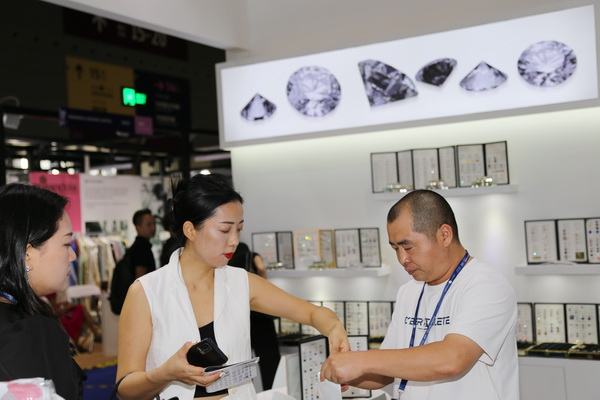 &ldquo;魔扣&rdquo;出彩FASHION  SOURCE展