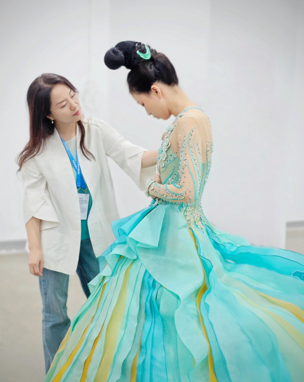 用&ldquo;中國色&rdquo;演繹中國風(fēng)雅---第19屆亞運(yùn)會開幕式服裝設(shè)計(jì)師楚艷特寫