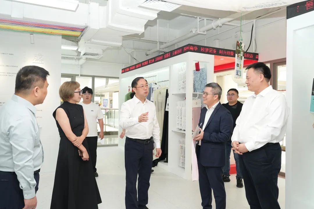 金頂獎設(shè)計師張繼成入駐簽約暨盛澤織造區(qū)域品牌館盛大開館
