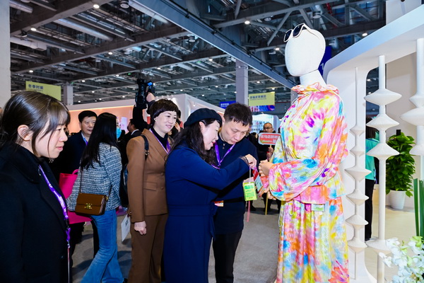 全球防曬服 就看駐馬店&mdash;&mdash;駐馬店防曬服基地驚艷亮相中國(guó)國(guó)際服飾博覽會(huì)