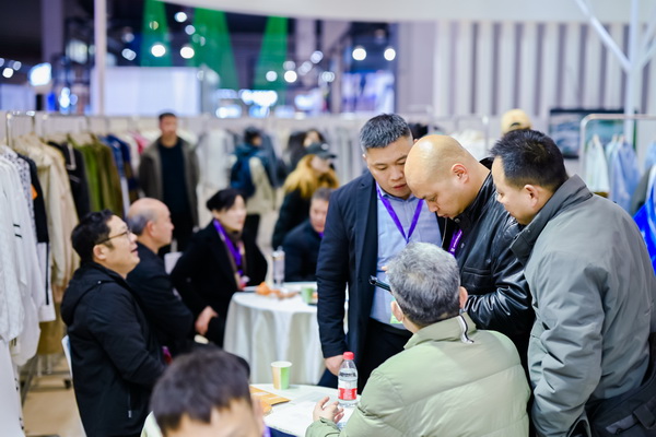 全球防曬服 就看駐馬店&mdash;&mdash;駐馬店防曬服基地驚艷亮相中國(guó)國(guó)際服飾博覽會(huì)