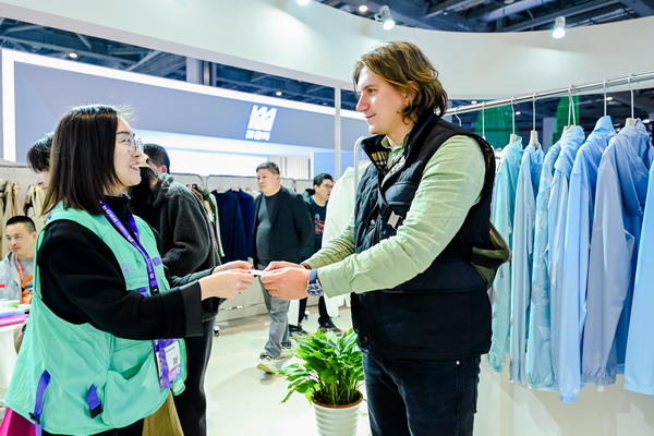 全球防曬服 就看駐馬店&mdash;&mdash;駐馬店防曬服基地驚艷亮相中國(guó)國(guó)際服飾博覽會(huì)