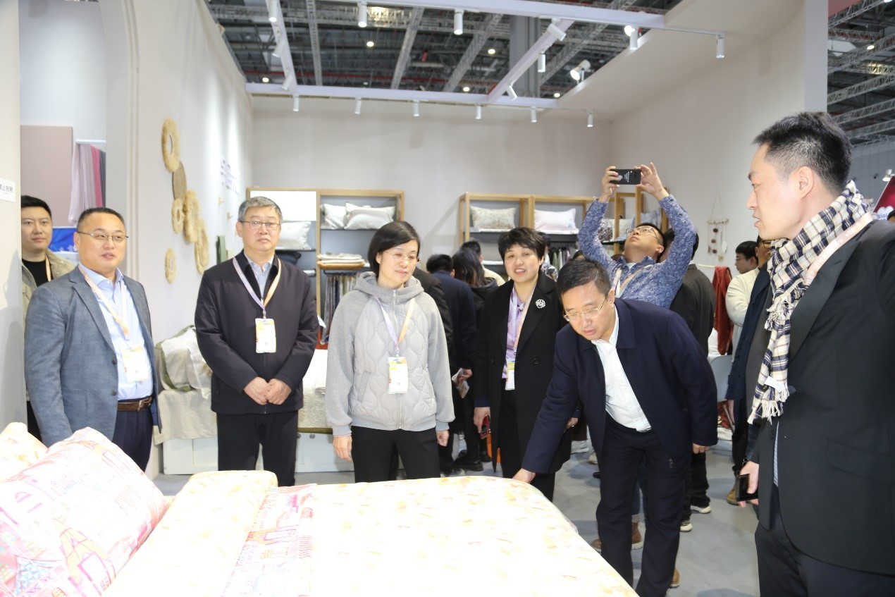 青島組團參加intertextile家紡展，副市長趙燕一行蒞臨考察
