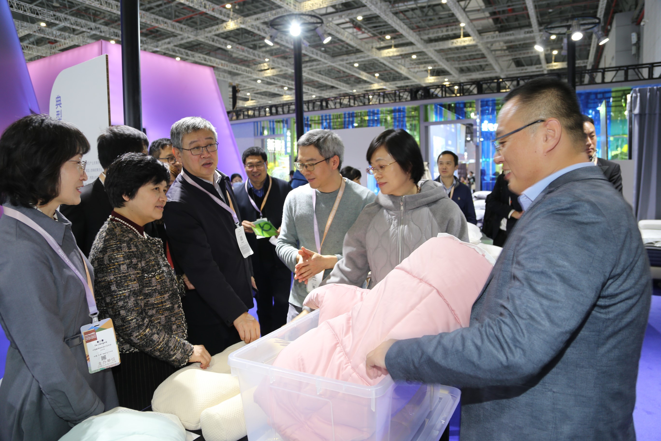 青島組團參加intertextile家紡展，副市長趙燕一行蒞臨考察