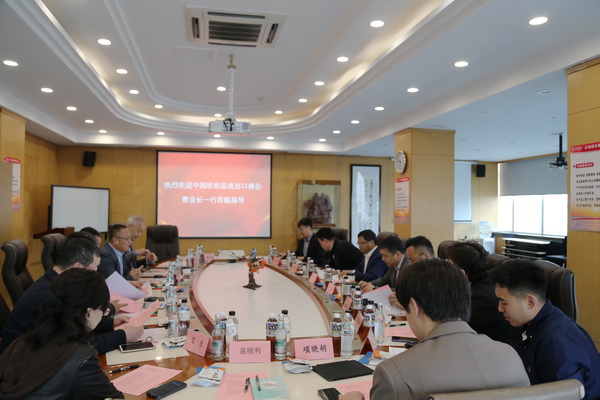 審時(shí)度勢(shì)、共商發(fā)展&mdash;中國紡織品進(jìn)出口商會(huì)曹甲昌會(huì)長一行調(diào)研青島家紡行業(yè)