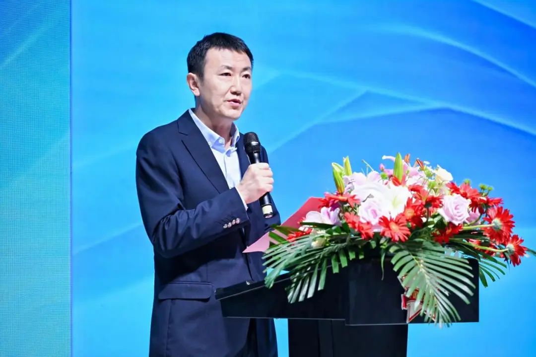 好面料在柯橋聚集2024中國面料之星啟動儀式暨知名服飾品牌趨勢交流分享會在紹興國際會展中心成功舉辦。