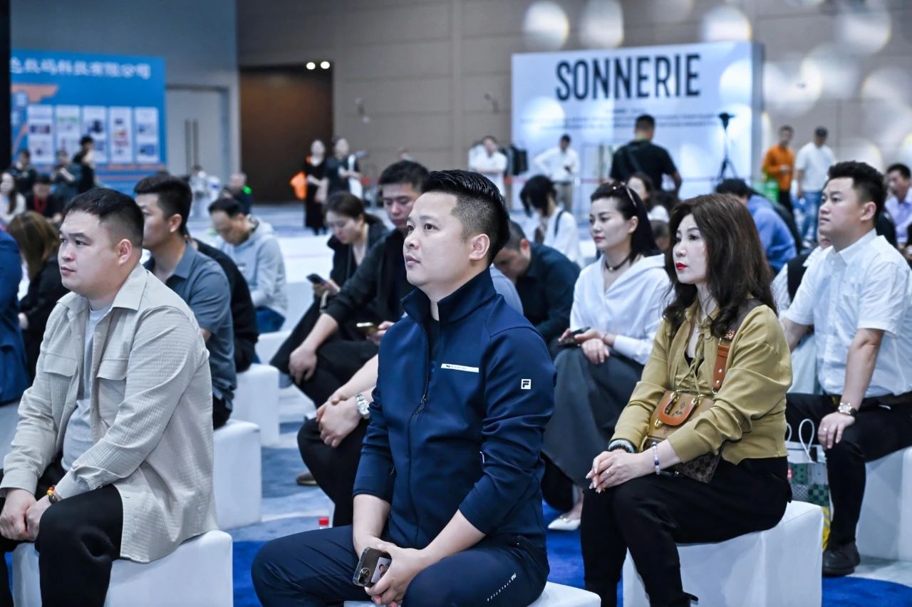 好面料在柯橋聚集2024中國面料之星啟動儀式暨知名服飾品牌趨勢交流分享會在紹興國際會展中心成功舉辦。