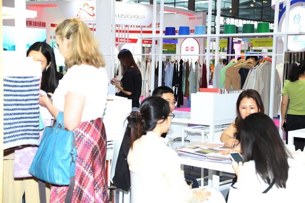 覓良品，謀合作！2024intertextile大灣區(qū)展組織服裝設(shè)計(jì)師組隊(duì)走進(jìn)中國流行面料入圍企業(yè)