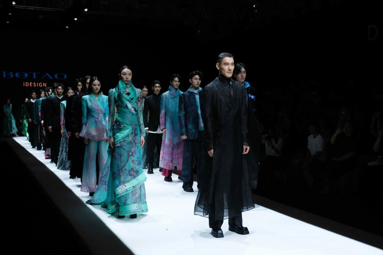 東方美學(xué)潤(rùn)T臺(tái)，國(guó)風(fēng)時(shí)尚卷津城&mdash;&mdash;中國(guó)首席超模胡兵驚艷亮相抵羊&middot;2024天津時(shí)裝周