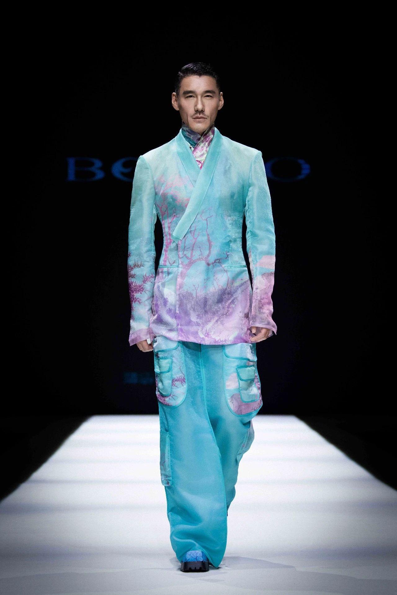 東方美學(xué)潤(rùn)T臺(tái)，國(guó)風(fēng)時(shí)尚卷津城&mdash;&mdash;中國(guó)首席超模胡兵驚艷亮相抵羊&middot;2024天津時(shí)裝周