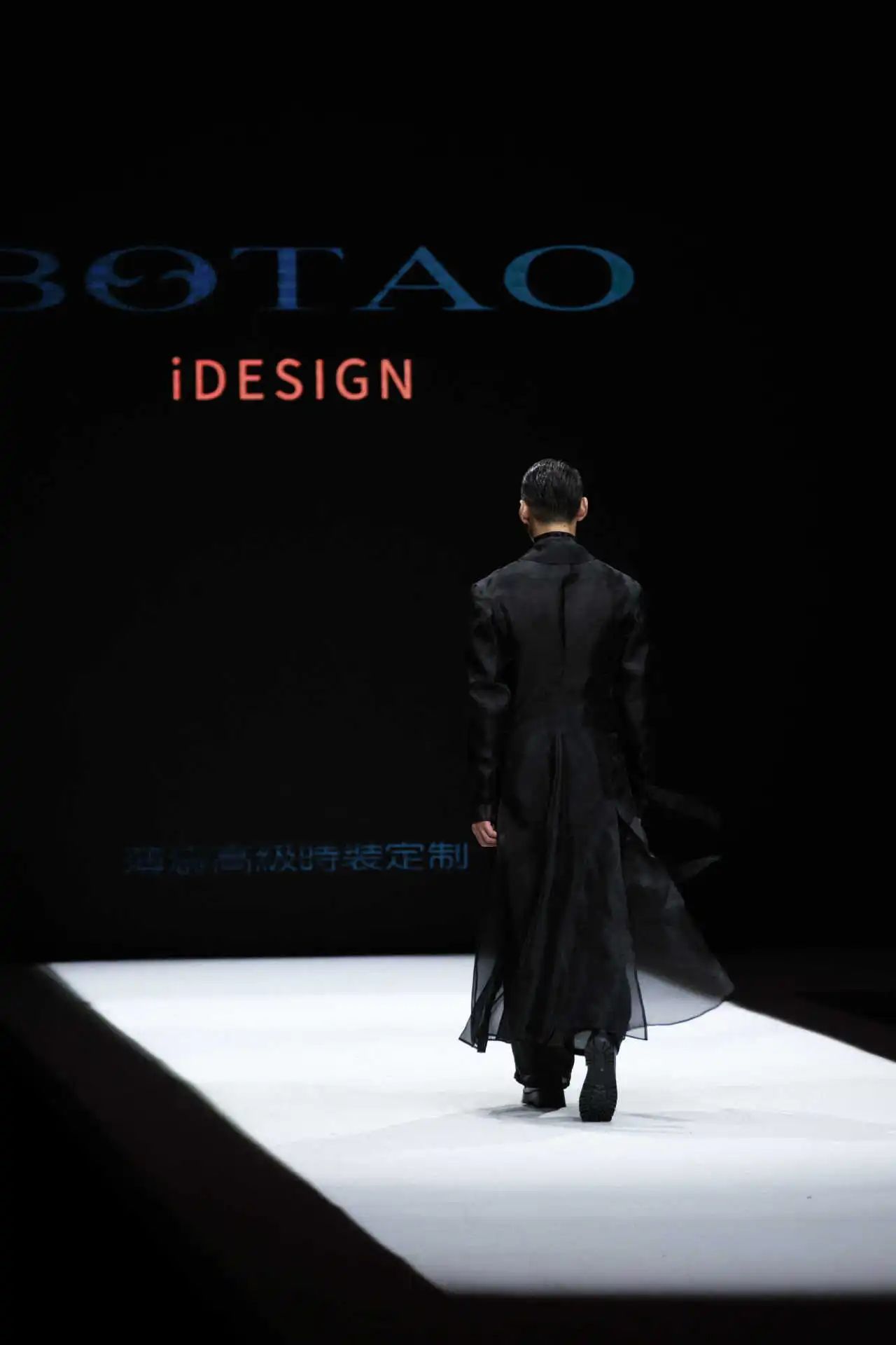 東方美學(xué)潤(rùn)T臺(tái)，國(guó)風(fēng)時(shí)尚卷津城&mdash;&mdash;中國(guó)首席超模胡兵驚艷亮相抵羊&middot;2024天津時(shí)裝周