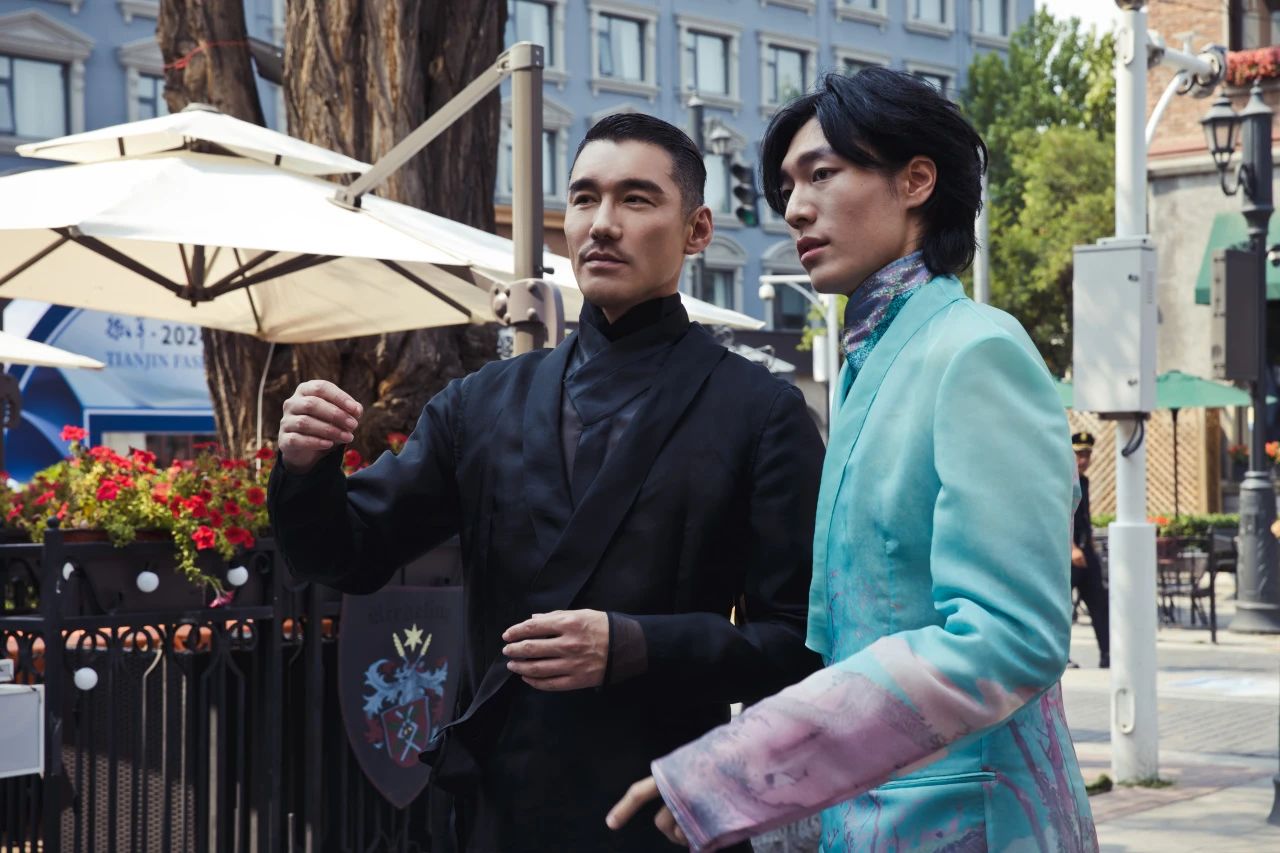 兵哥對(duì)話天津時(shí)裝周 | 中國(guó)首席超模胡兵親臨著名愛(ài)國(guó)實(shí)業(yè)家宋棐卿先生辦公樓共話東方時(shí)尚新生力