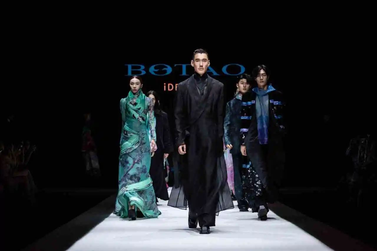 東方美學(xué)潤(rùn)T臺(tái)，國(guó)風(fēng)時(shí)尚卷津城&mdash;&mdash;中國(guó)首席超模胡兵驚艷亮相抵羊&middot;2024天津時(shí)裝周