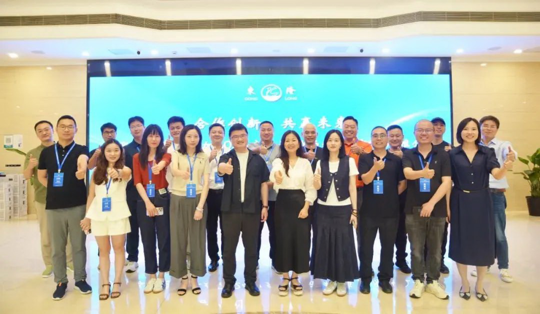 協(xié)同創(chuàng)新、共謀戶外運(yùn)動(dòng)服裝新未來(lái)，東隆集團(tuán)成功舉辦2024戶外運(yùn)動(dòng)面料/填充原料推介會(huì)！